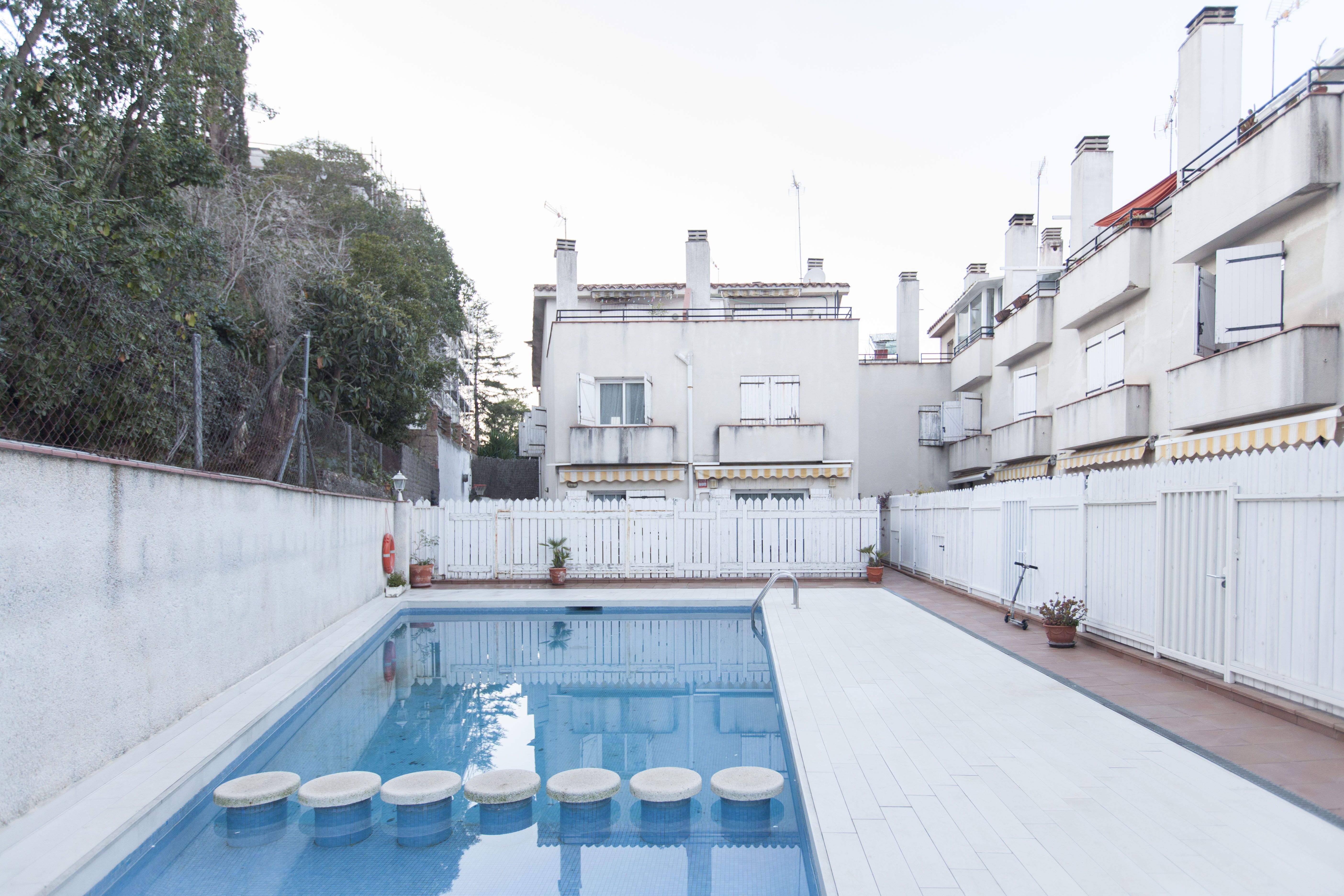 Piscina de la casa adossada del barri de Sant Domènec de Sant Cugat, disponible a la immobiliària ORGAN. FOTO: Cedida
