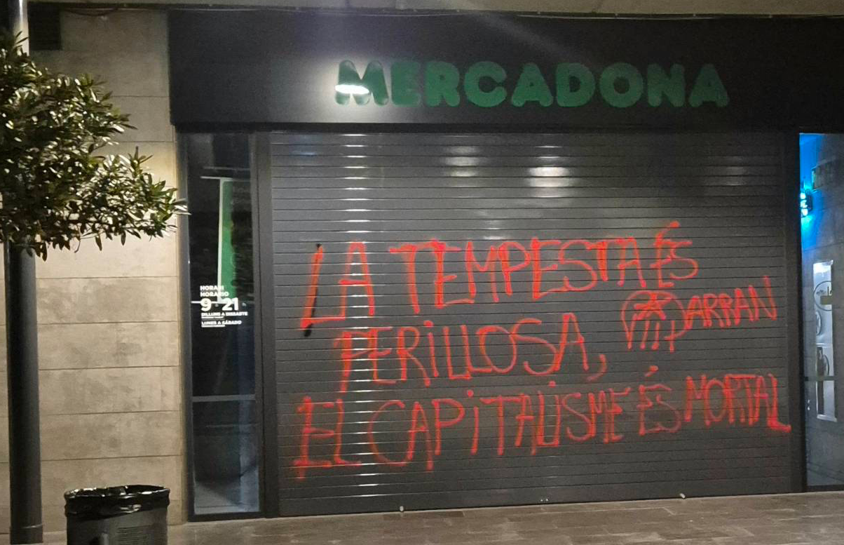 Una de les pintades d'Arran al Mercadona de la rambla del Celler FOTO: Arran
