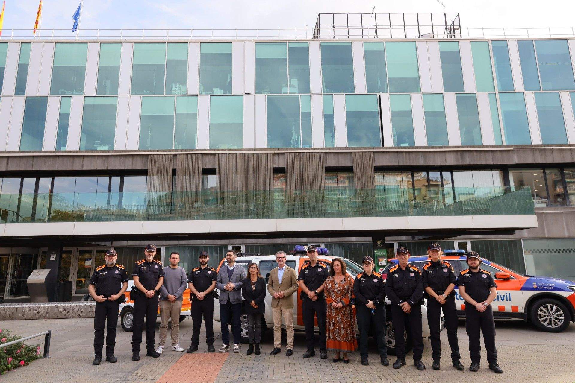 Els voluntaris de Protecció Civil amb representants de l'Ajuntament FOTO: Ajuntament de Sant Cugat