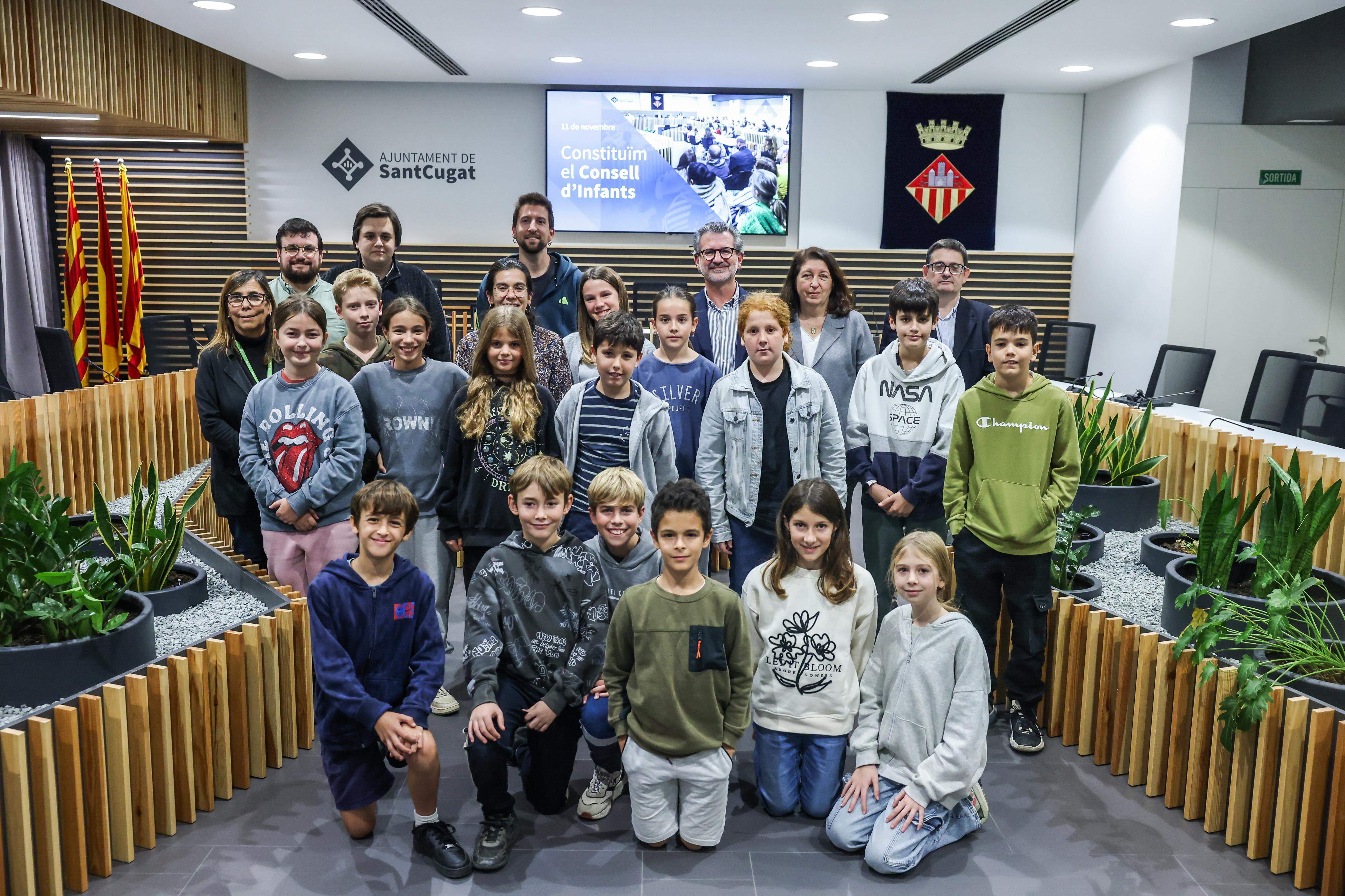 Els membres del Consell d'Infants amb representats de l'Ajuntament FOTO: Lali Puig 