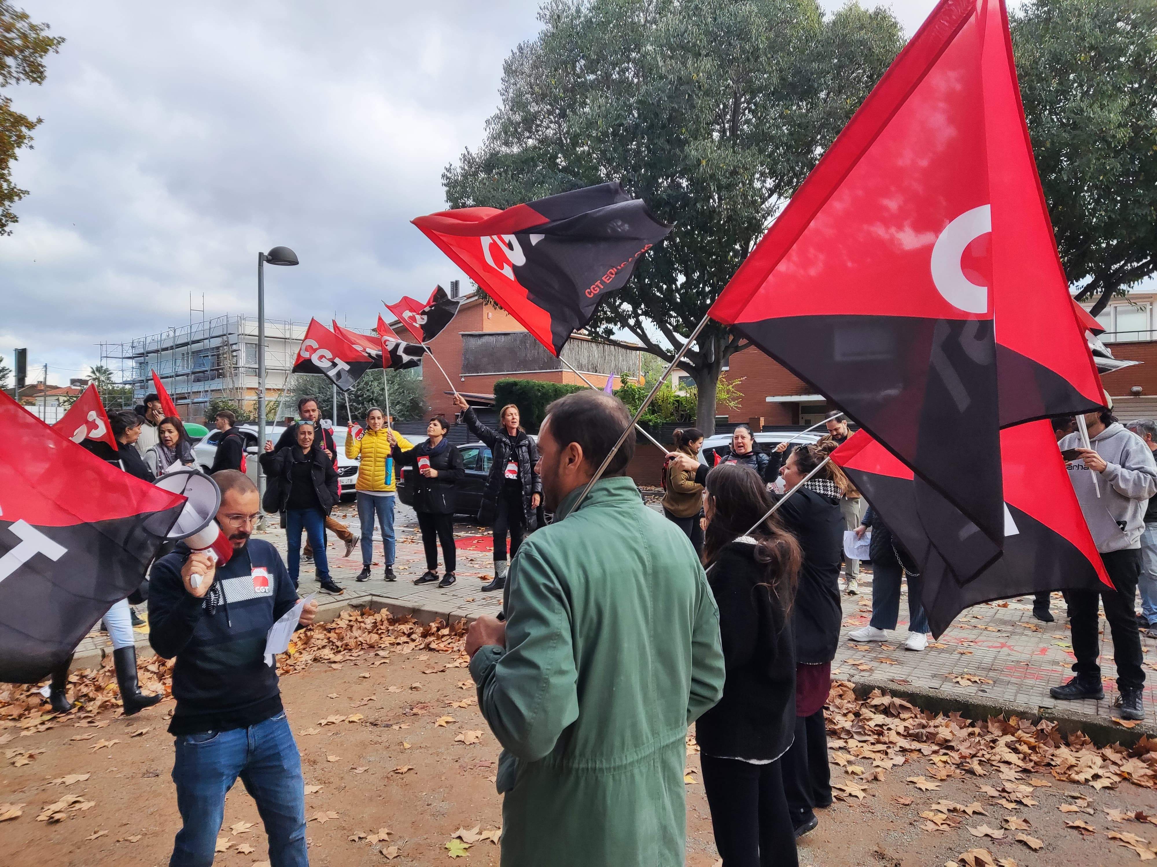 Els treballadors de Paidos - Fundesplai a les portes del Catalunya FOTO: TOT Sant Cugat