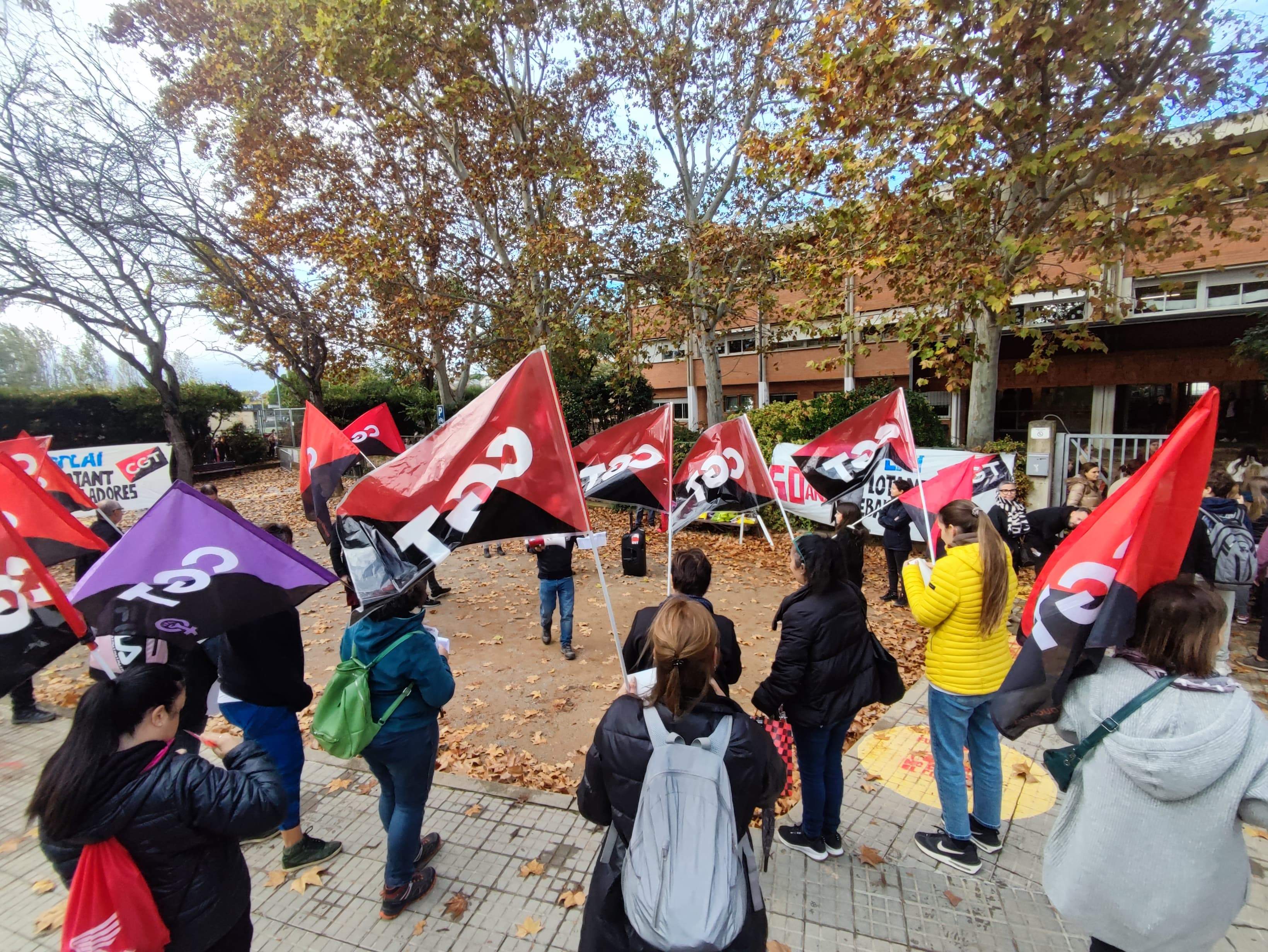 La concentració dels treballadors a les portes del centre FOTO: TOT Sant Cugat
