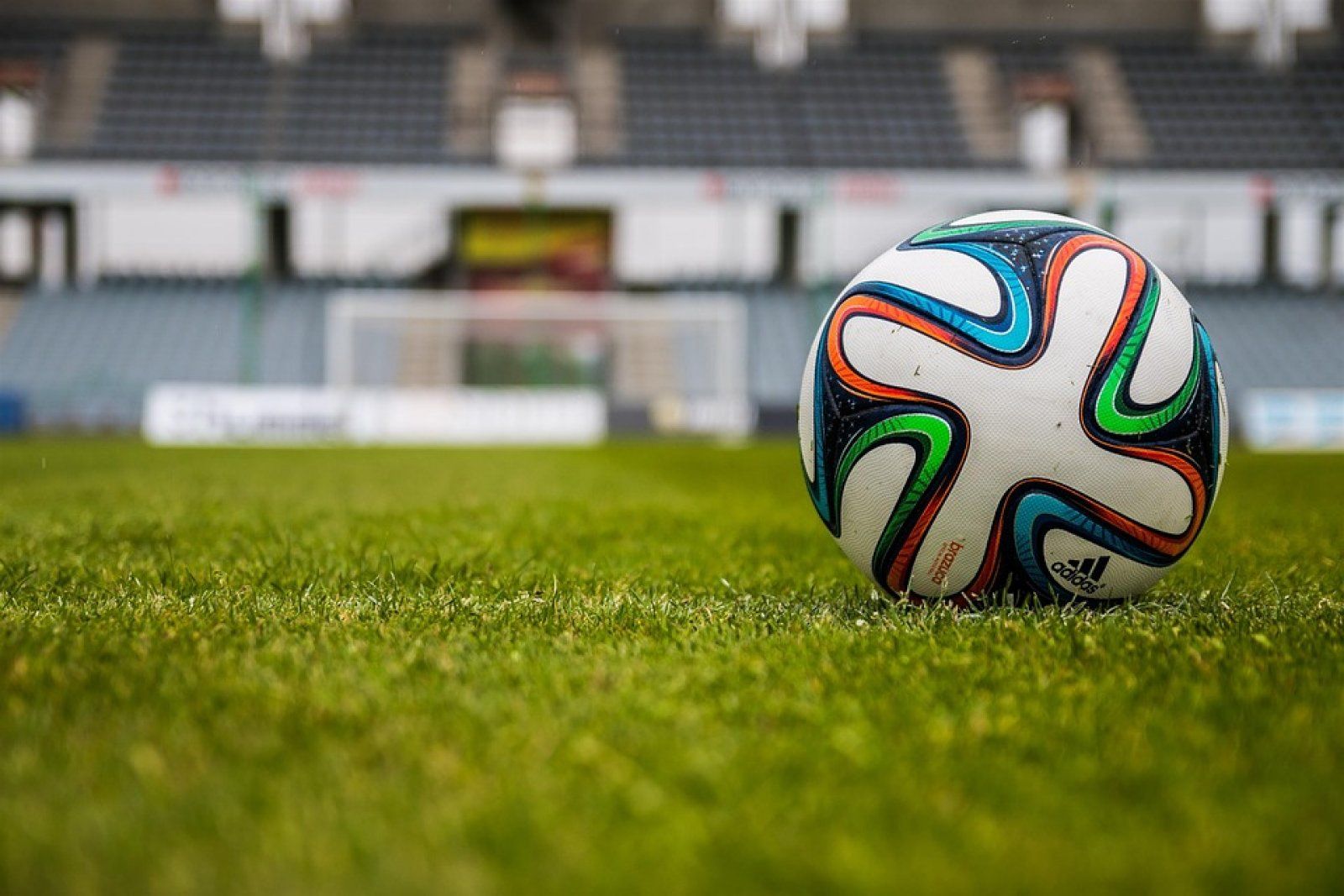 pilota en un camp de futbol