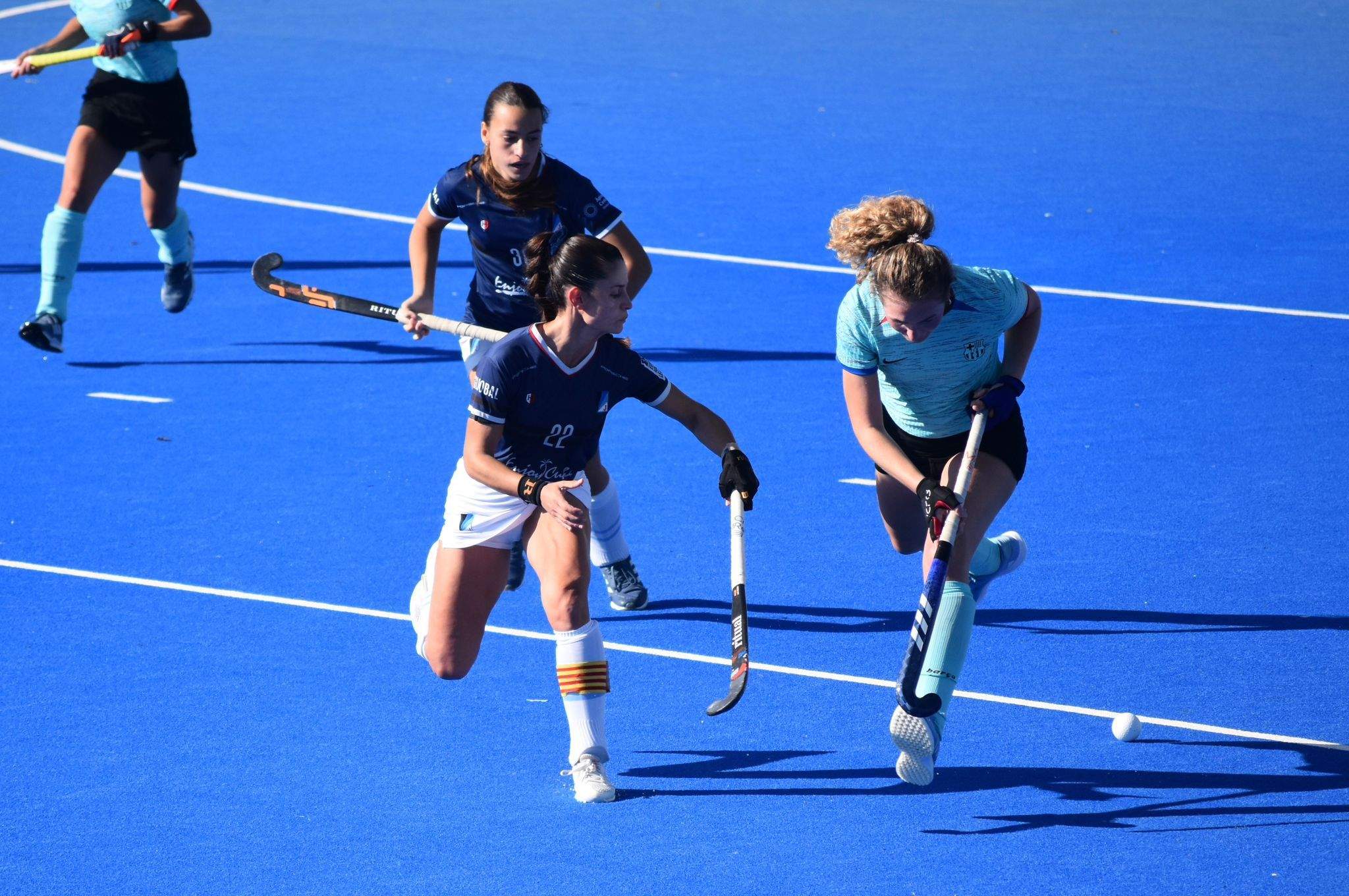 Partit d'hoquei herba femení del Junior FC contra el Futbol Club Barcelona. FOTO: Lluna Fabregat
