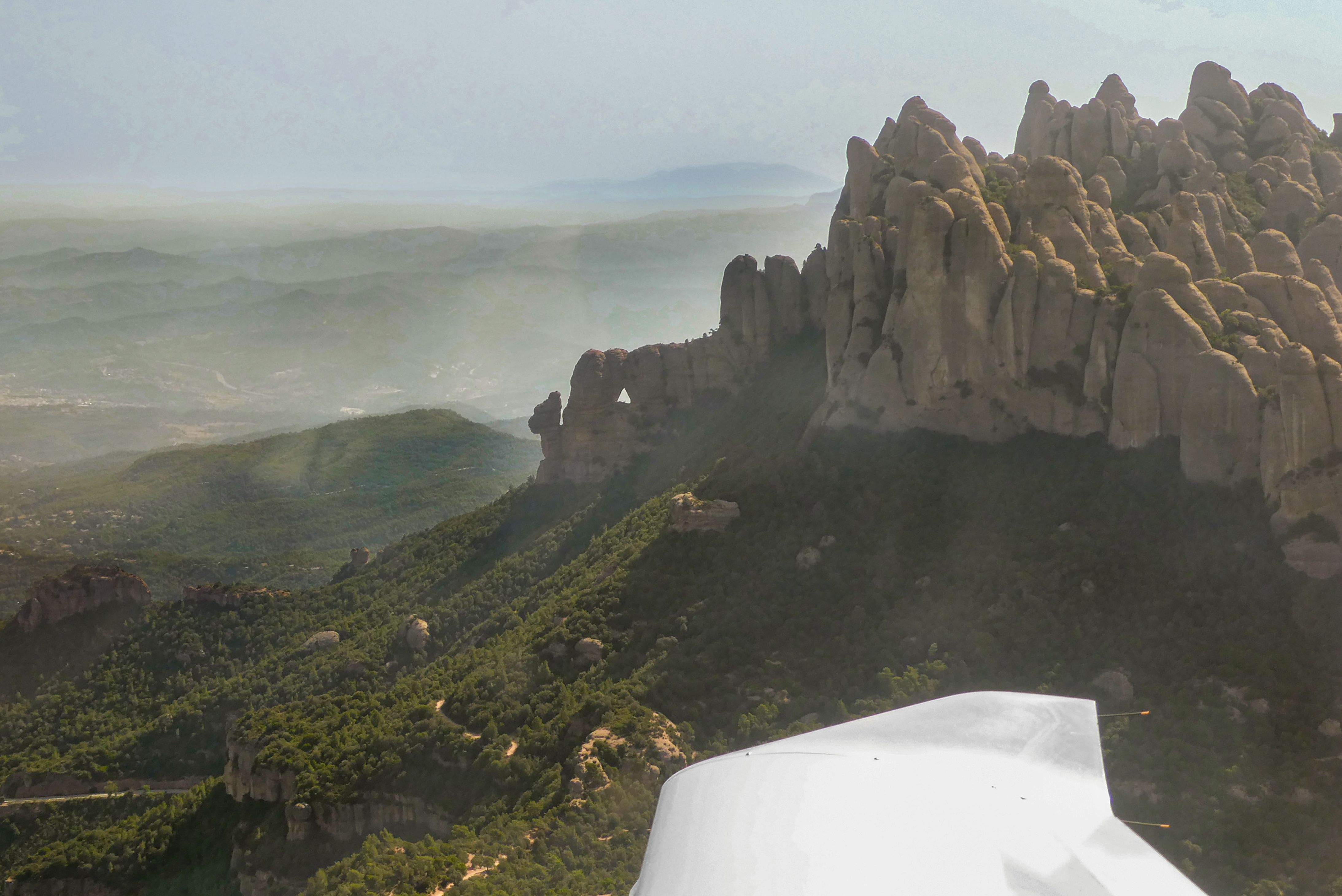 La Foradada en ple vol · Sobrevolant el massís de Montserrat FOTO: Mayte Cortina Martínez