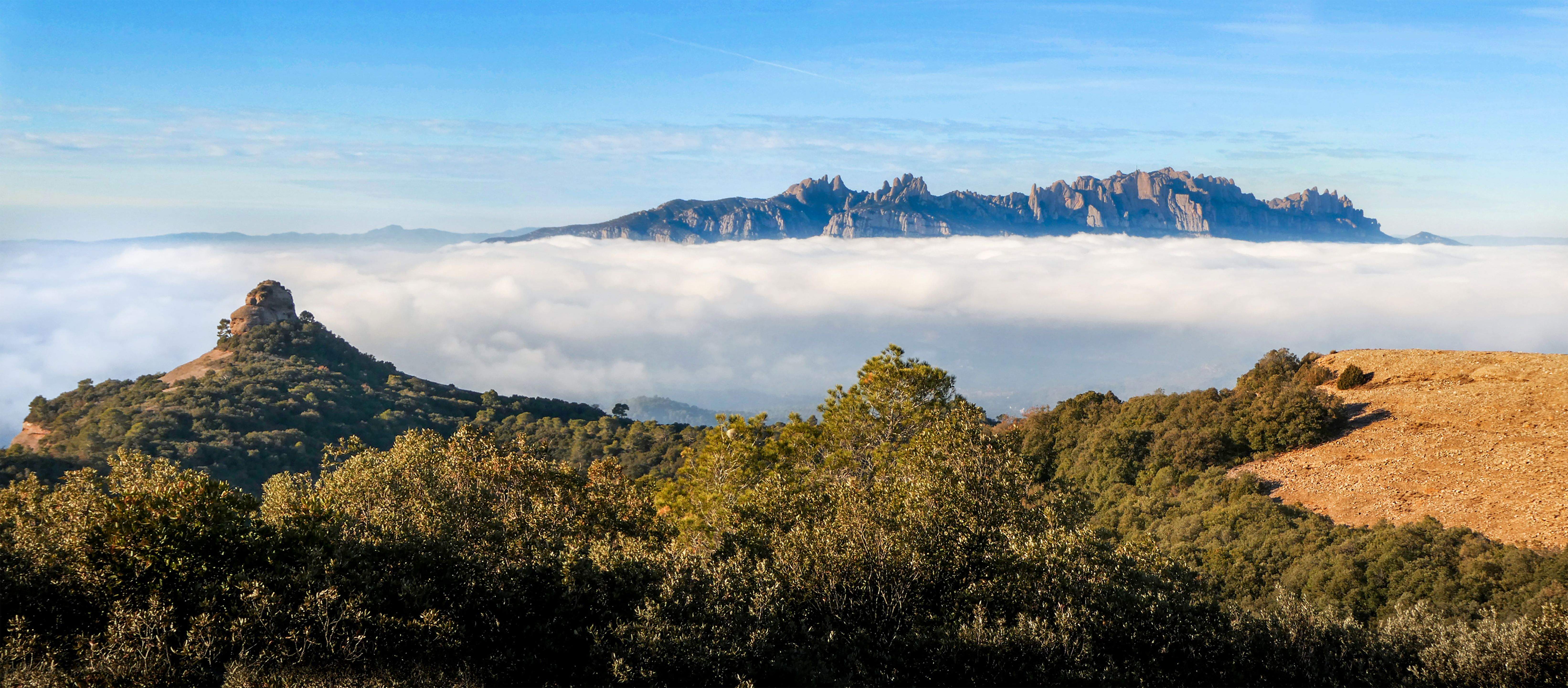 Montserrant flotant entre els núvol · Ruta cap a la Font de la Santa Pola FOTO: Mayte Cortina Martínez