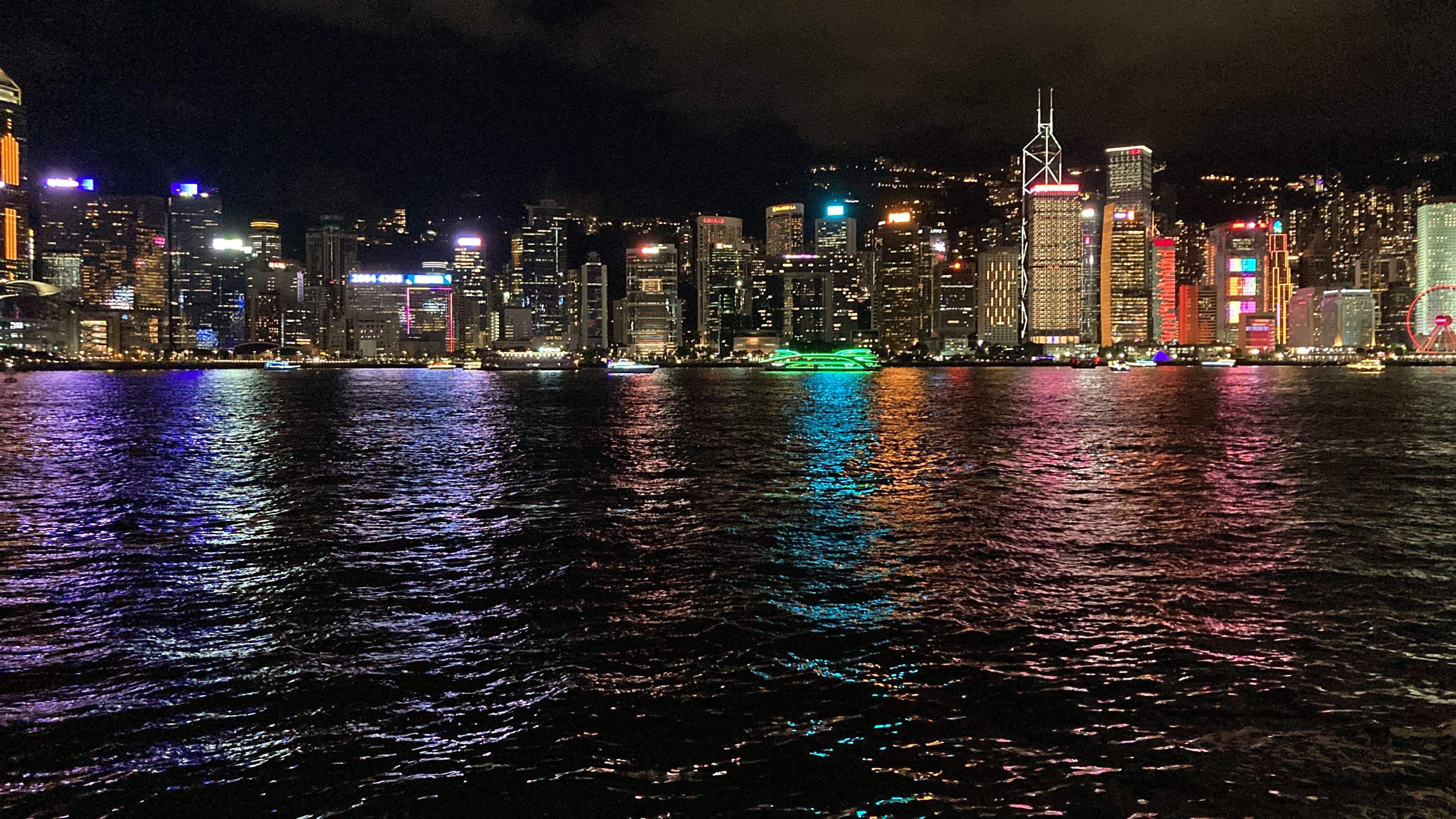 Embriaguesa de llum · Victoria Harbour, Hong Kong FOTO: Eva Codó Olsina