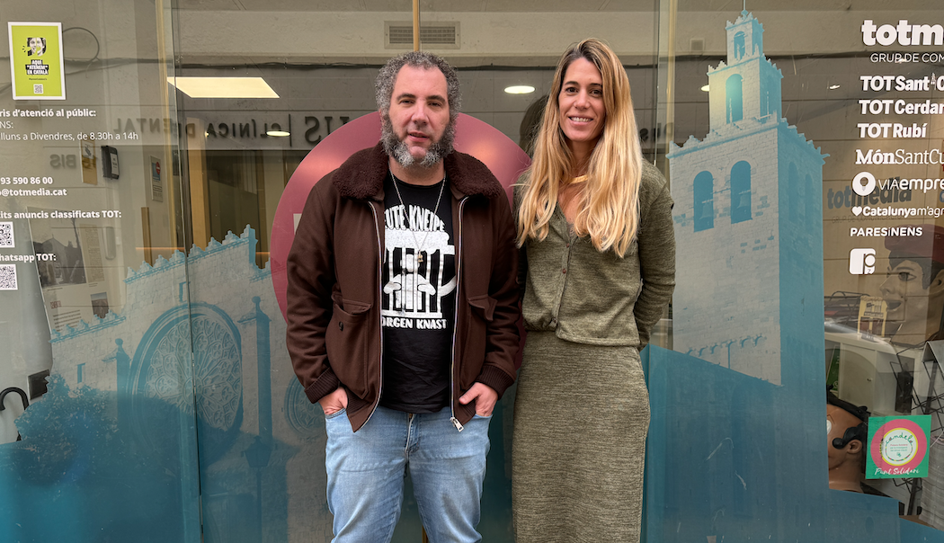 Roger Grifols (La Salvatge) i Laura Grau (TOT) en la renovació del conveni. FOTO: TOT