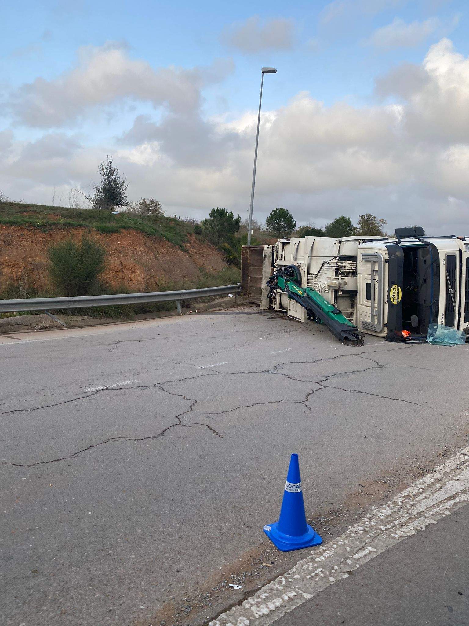 El camió bolcat FOTO: Cedida al TOT Sant Cugat 