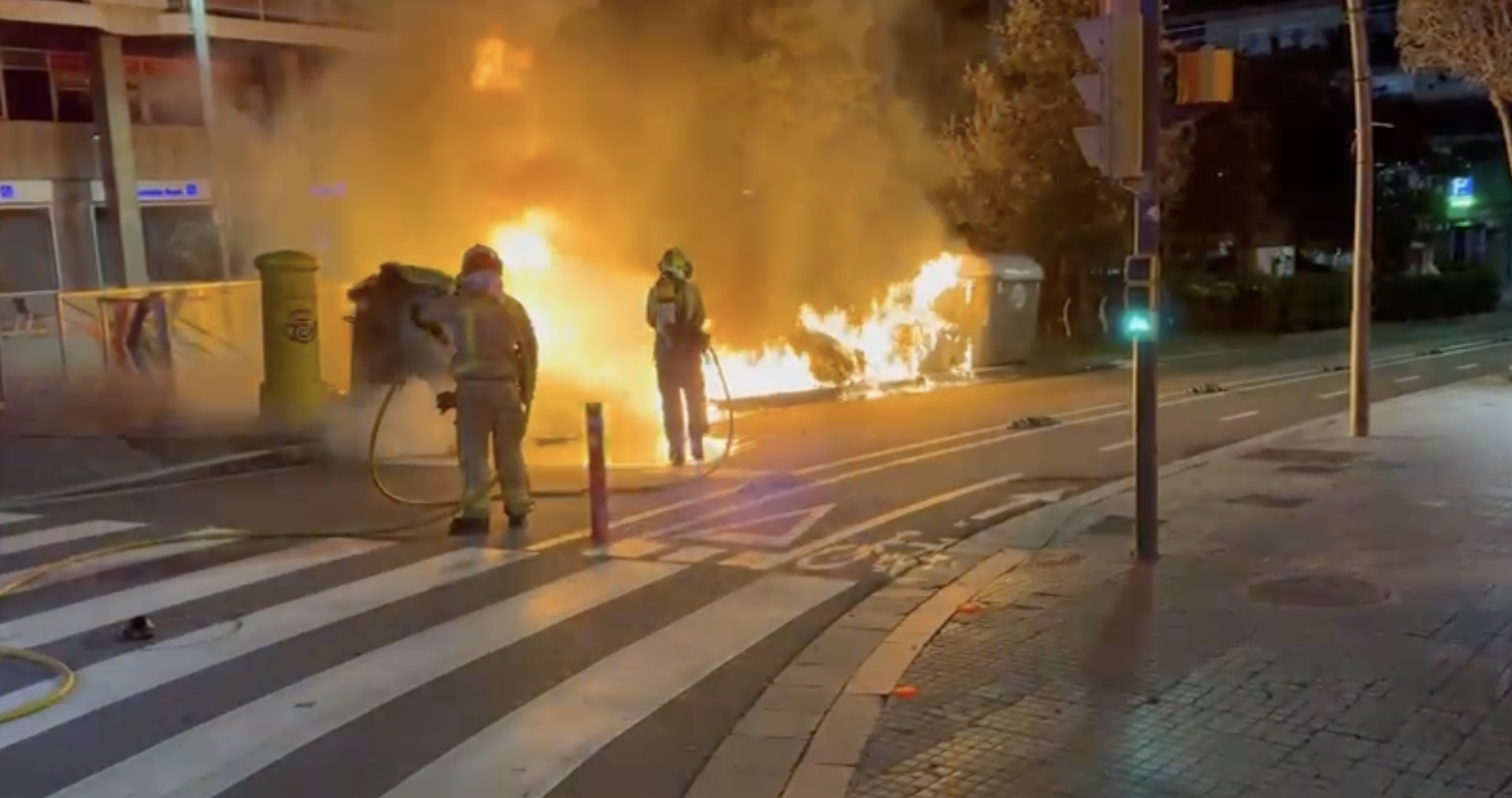 Es van cremar 4 contenidors a la plaça dels Quatre Cantons FOTO: Cedida 