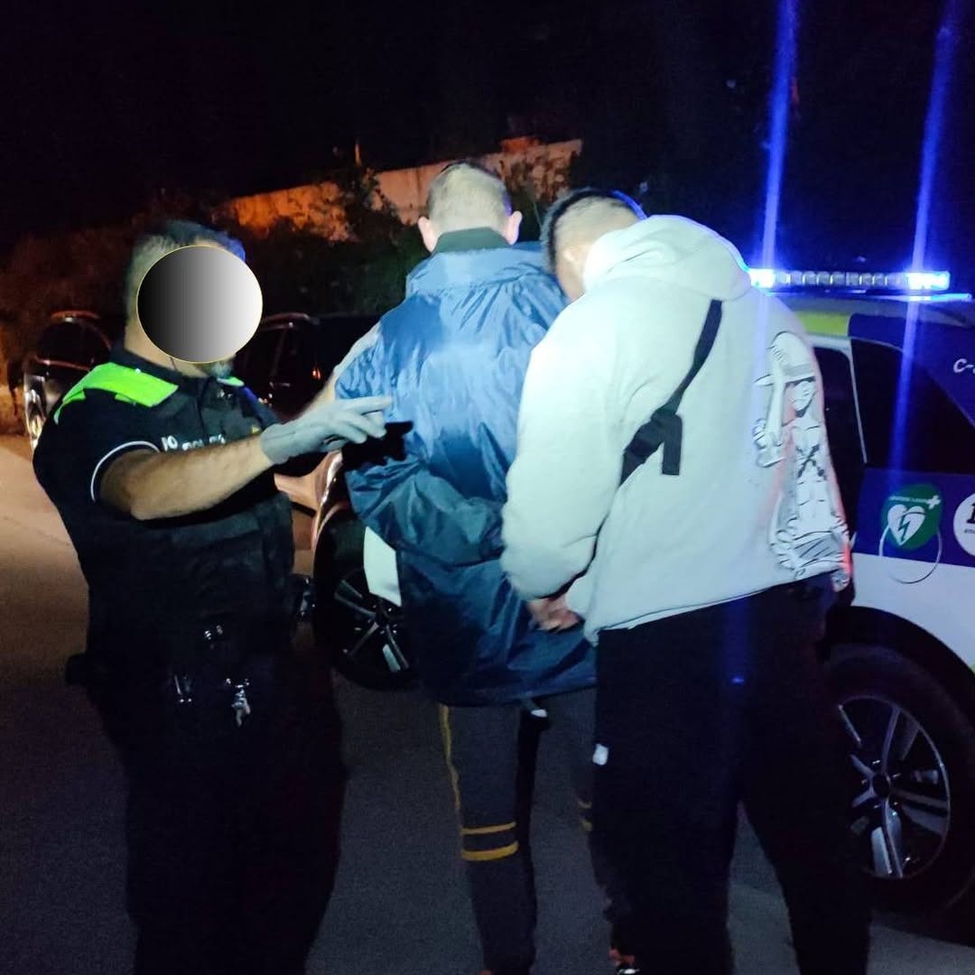 Moment de la detenció a la Floresta d'un jove acusat de robar una moto. FOTO: Policia Local de Sant Cugat