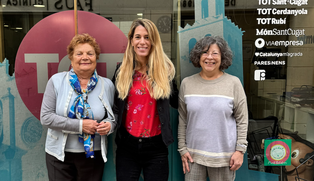 Mercè Buscallà, Laura Grau i Mercè Carbonell, d'esquerra a dreta, en la signatura del conveni amb l'Associació Catalana del Parkinson de Sant Cugat. FOTO: Toni Garcia (TOT Sant Cugat)