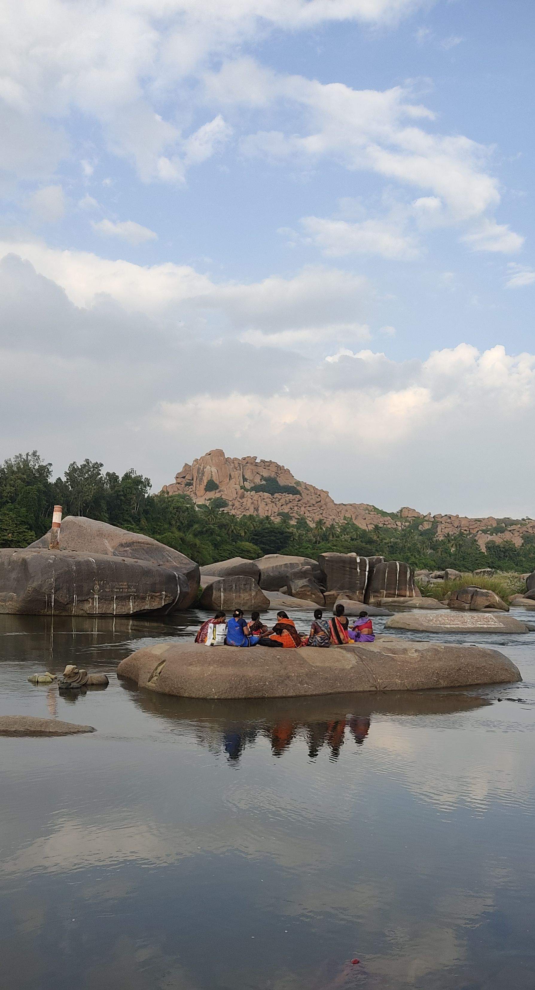 Converses al riu · Hampi (India) FOTO: Sol Serrano Dalmau 