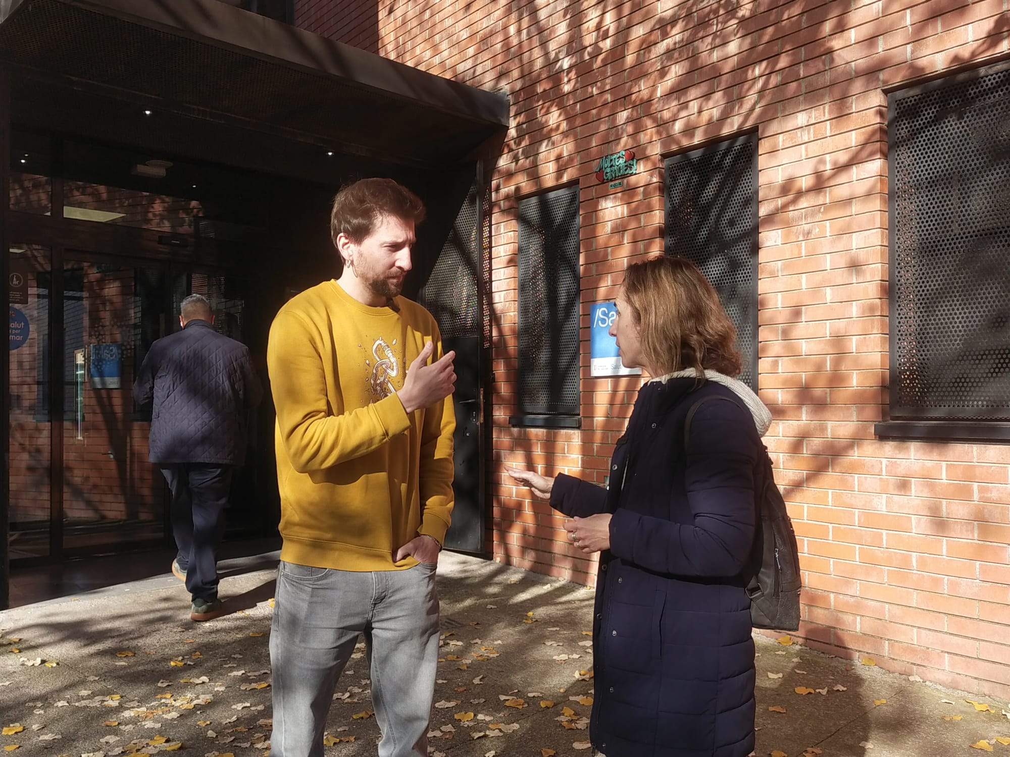 Marco Simarro i Laia Estrada davant el CAP de Sant Cugat. FOTO: TOT Sant Cugat
