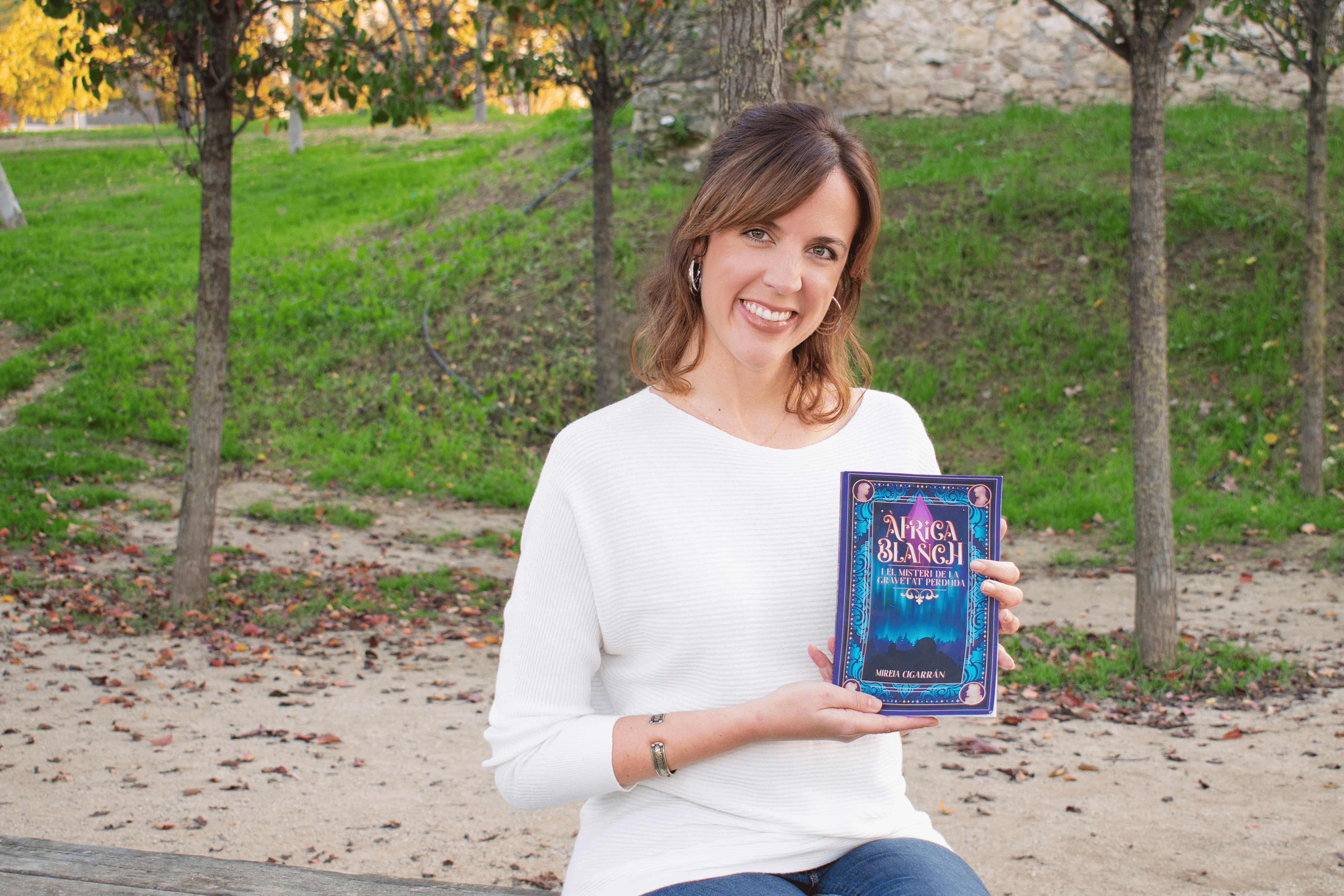 MIreia Cigarrán amb la seva primera novel·la infantil. FOTO: Cedida per Mireia Cigarrán