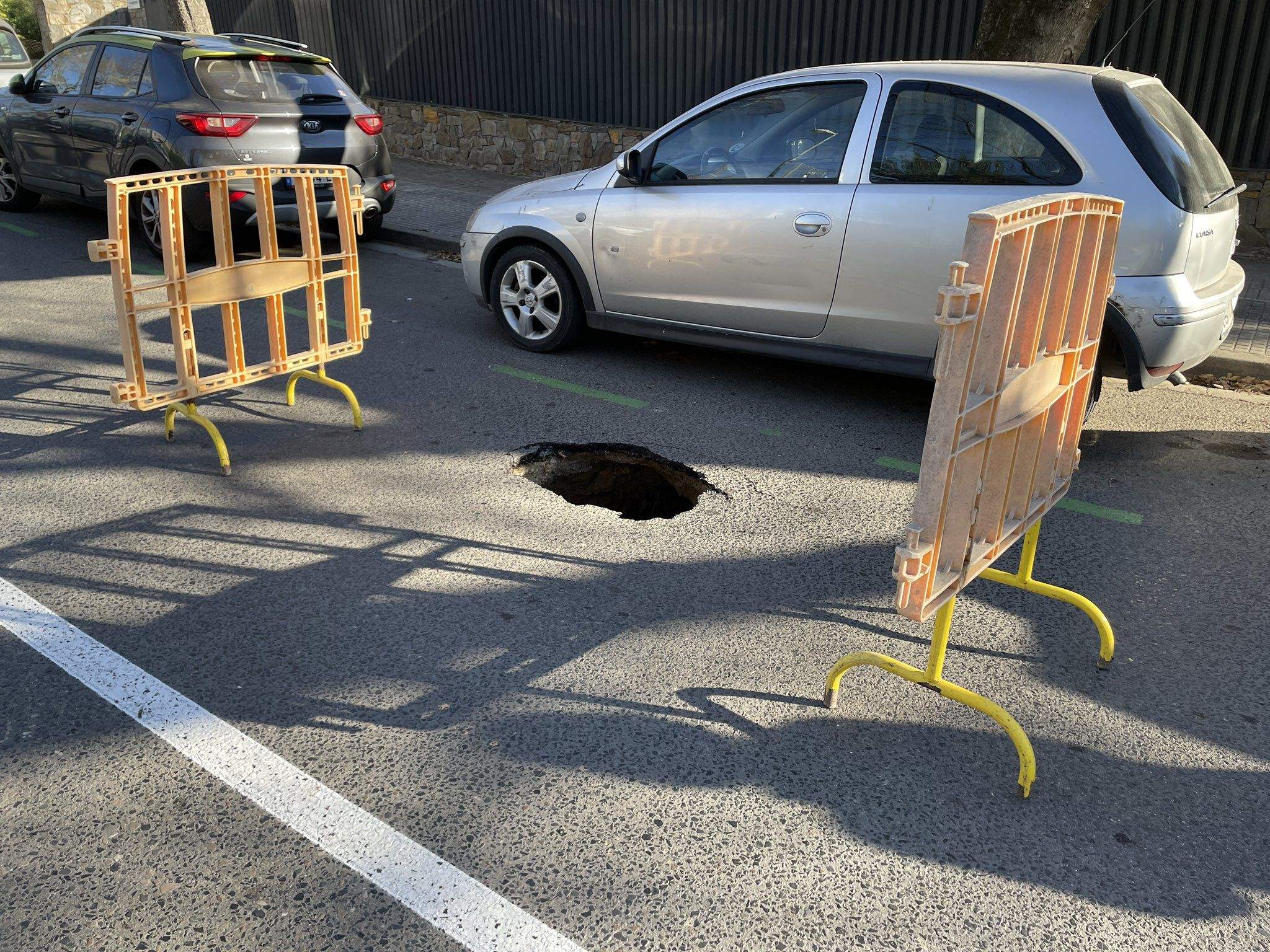 Un esvoranc en un carrer de Valldoreix. FOTO: EMD Valldoreix
