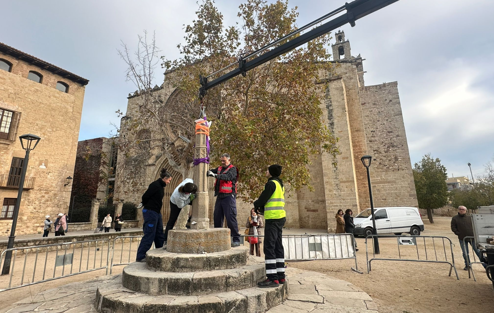Treballs de col·locació de la Creu de Terme de Sant Cugat FOTO: Lluna Fabregat (TOT Sant Cugat)