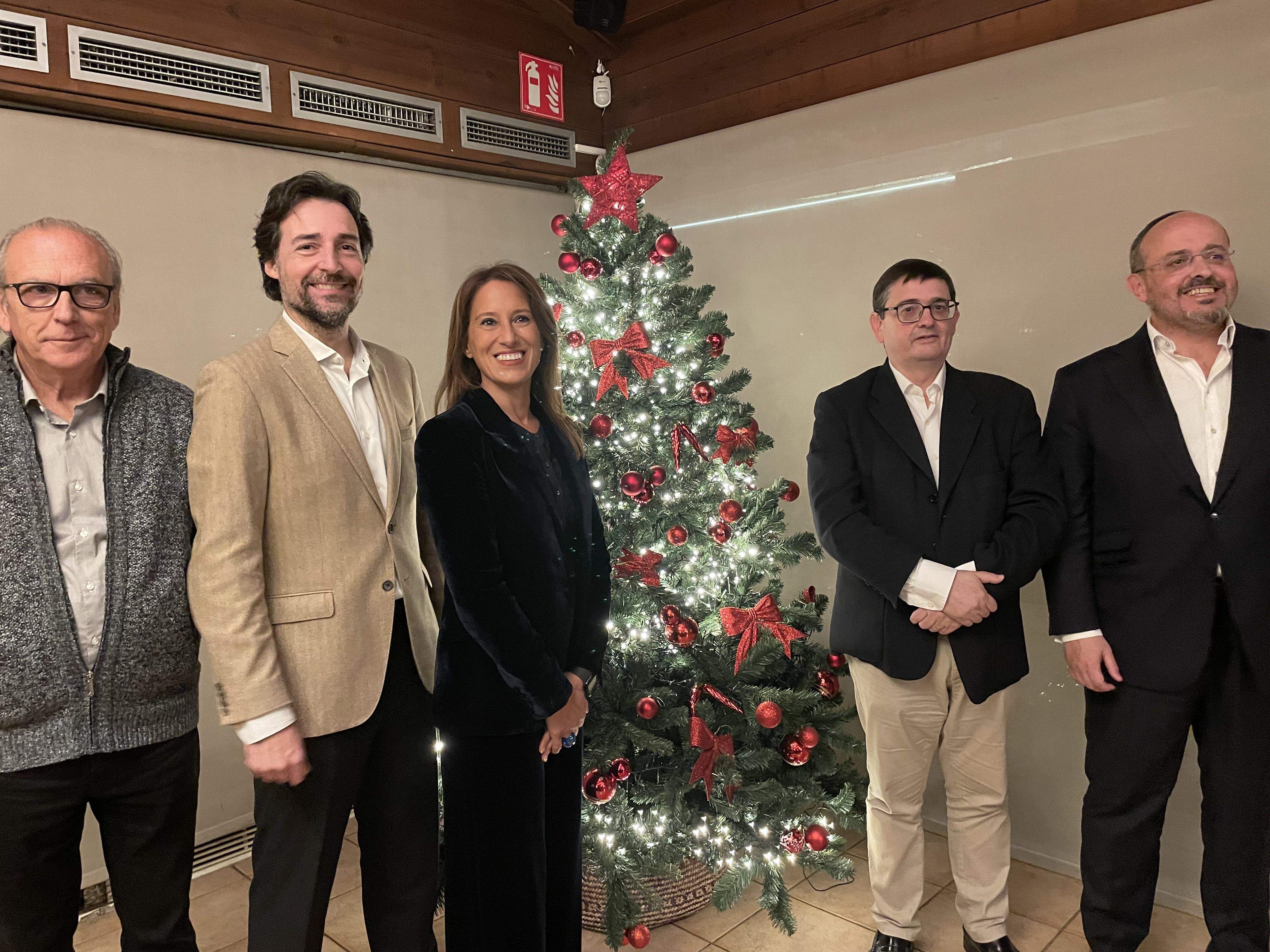 Alejandro Fernández a la dreta amb els tres regidors del PP i el president comarcal FOTO: TOT Sant Cugat 