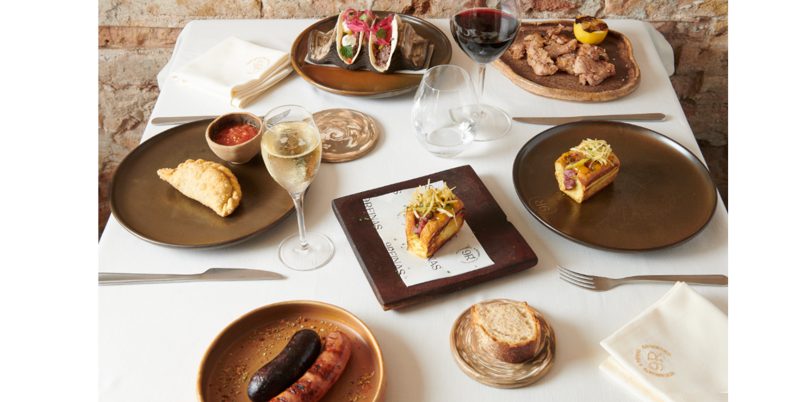 Taula preparada amb diferents plats de menjar gurmet. FOTO: Cedida