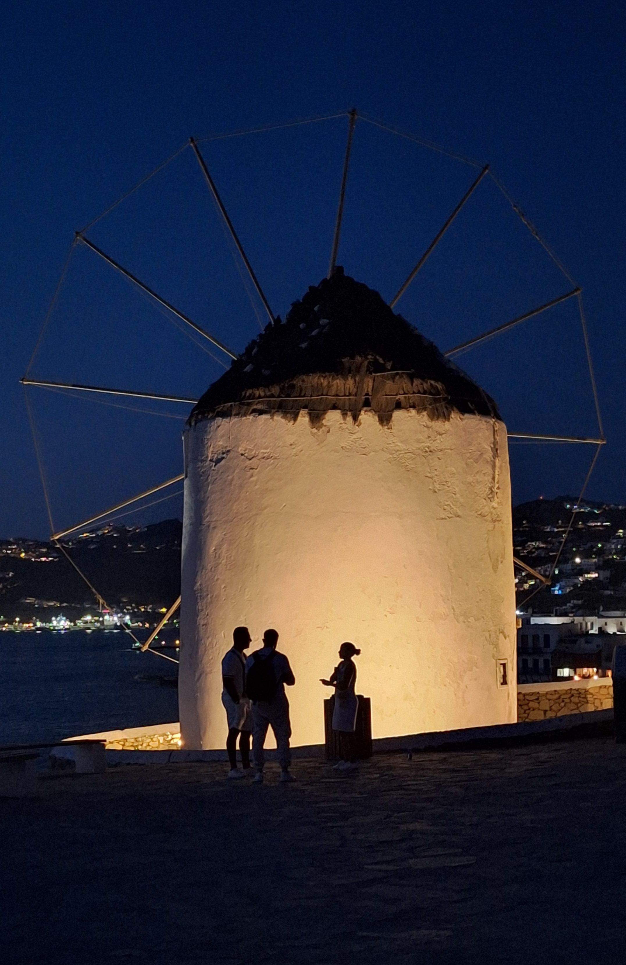 Sombres de titelles · Mikonos ( Grècia) FOTO: Núria Ricart i Puignerò