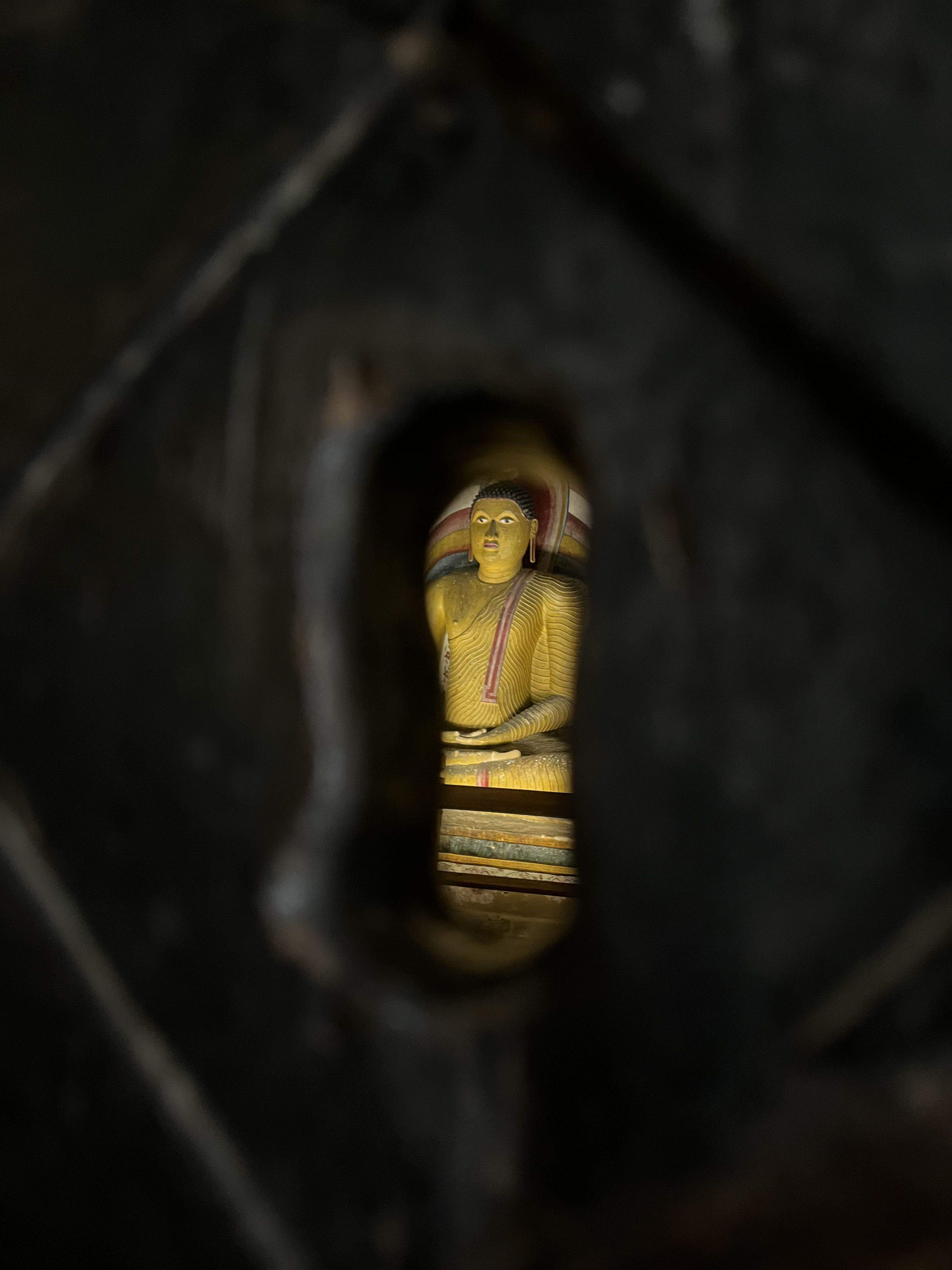 Looking for a Buddha · Temple d’Or de Dambulla (Sri Lanka) FOTO: Oscar Boldú Almacellas
