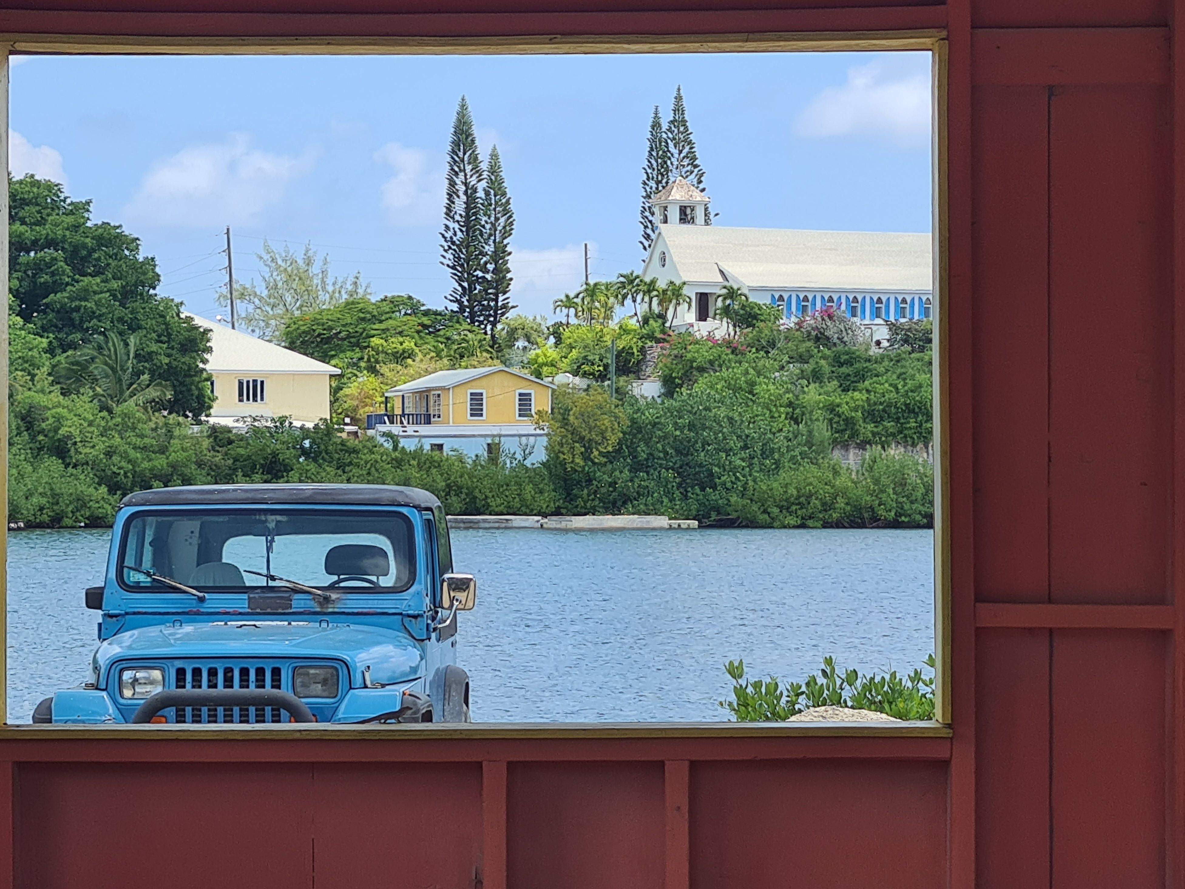 Cuadro desde la parada del autobús · Georgetown, Exuma, Bahamas FOTO: Luis Esteban Kockovic