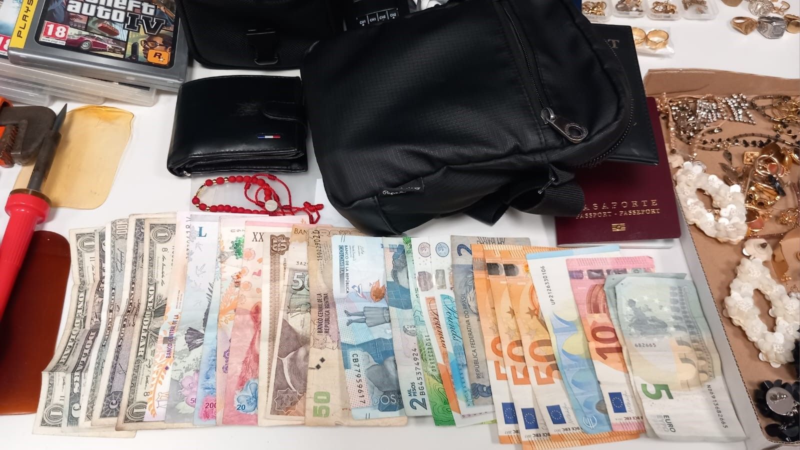 Els lladres van robar joies, rellotges i diners en efectiu, entre altres. FOTO: Mossos d'Esquadra