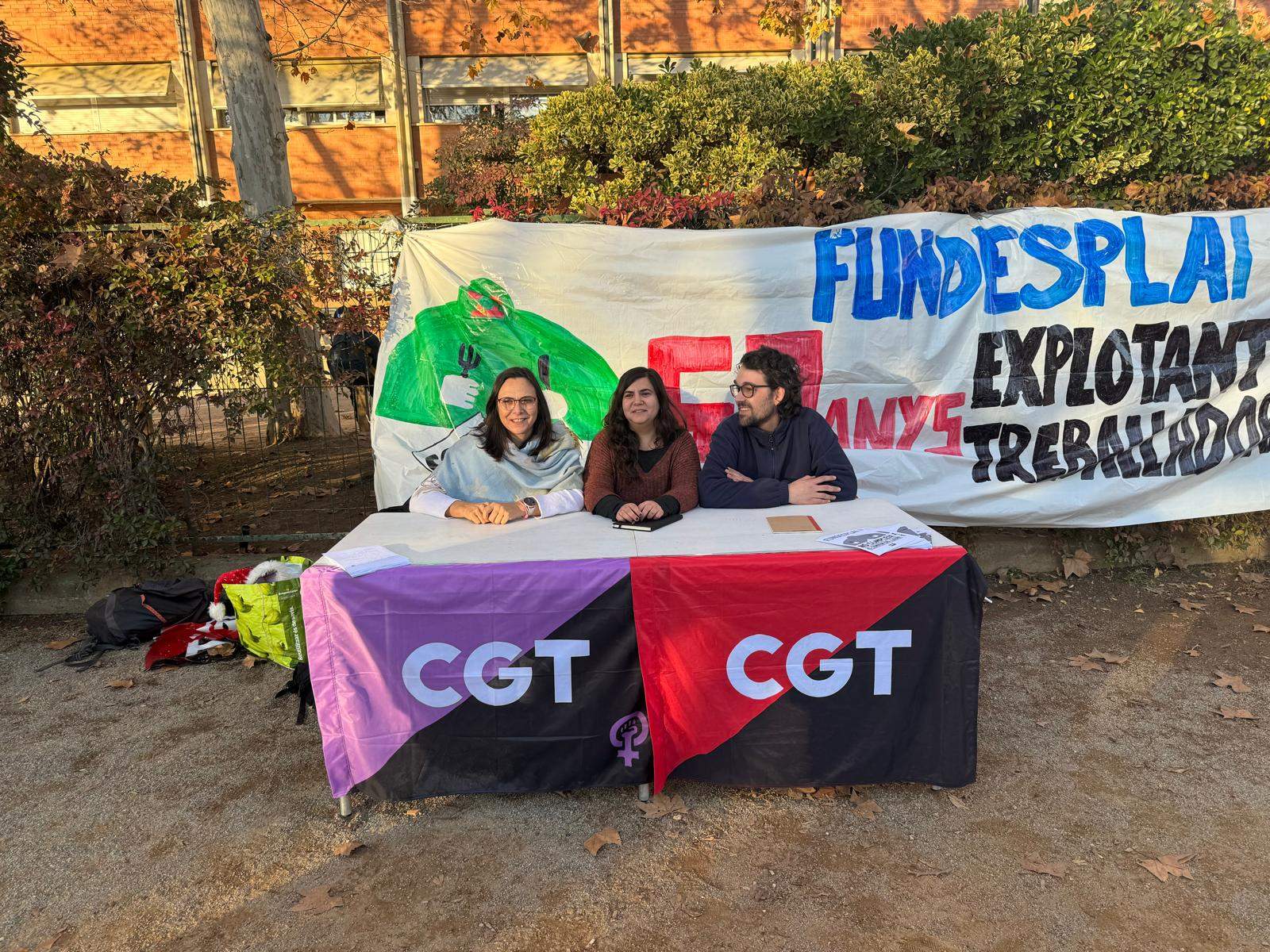 Treballadors de Paidos-Fundaesplai a les portes del Catalunya. FOTO: TOT Sant Cugat