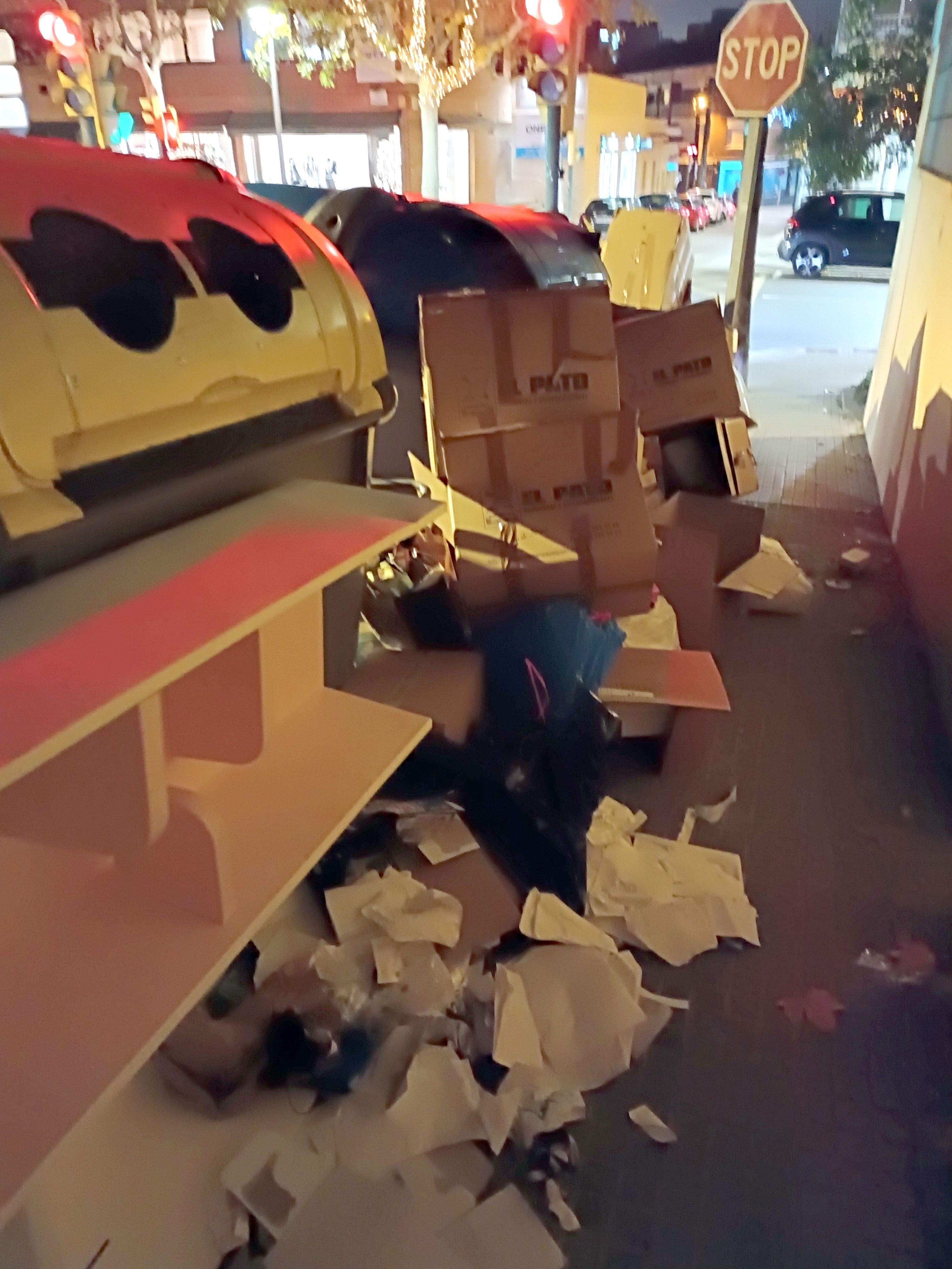 Contenidors de la cantonada de la Rambla de Ribatallada amb el carrer de Verdi. FOTO: Ana Fontboté