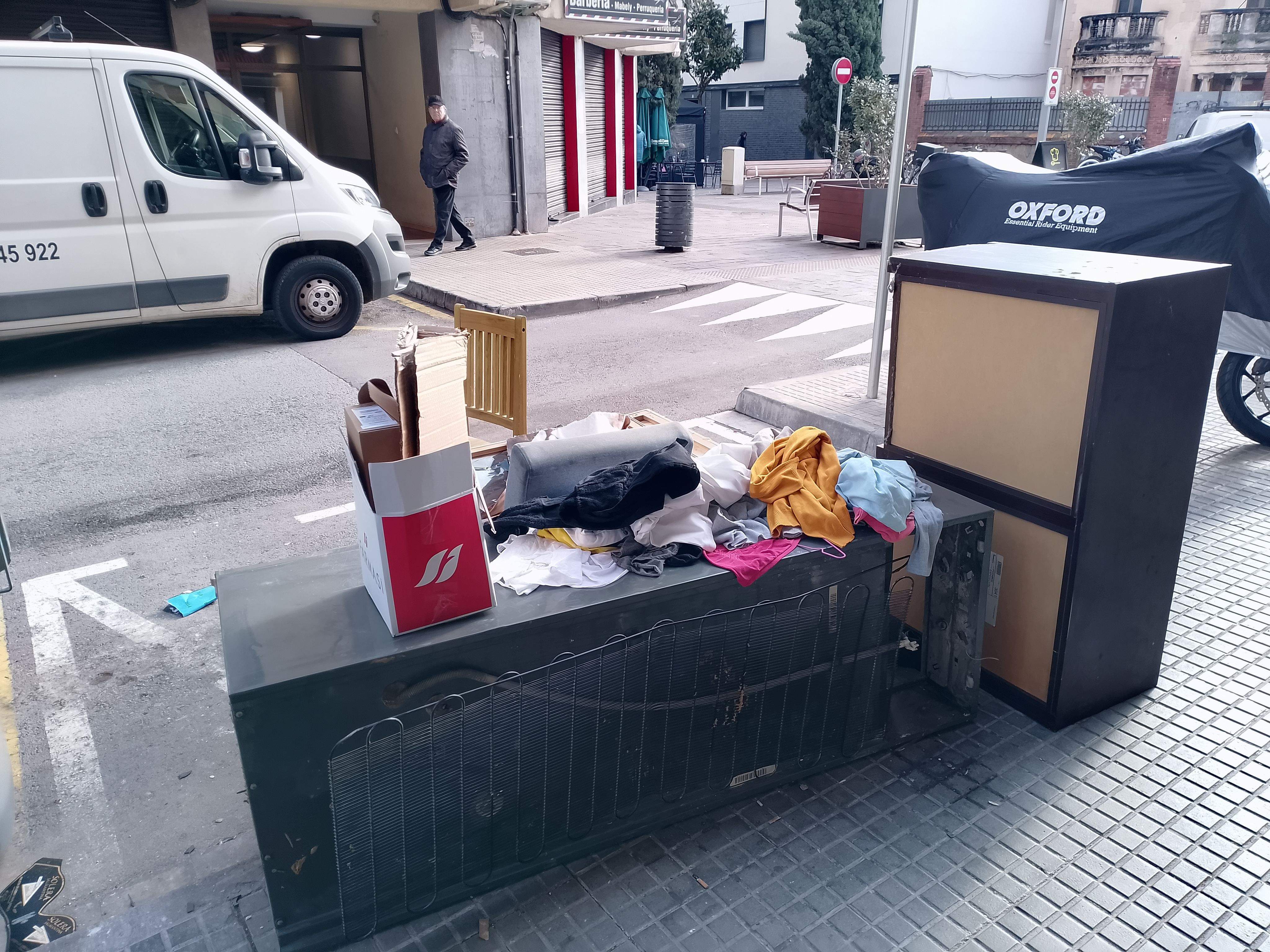 Mobles a una cantonada. FOTO: Carles Subirà