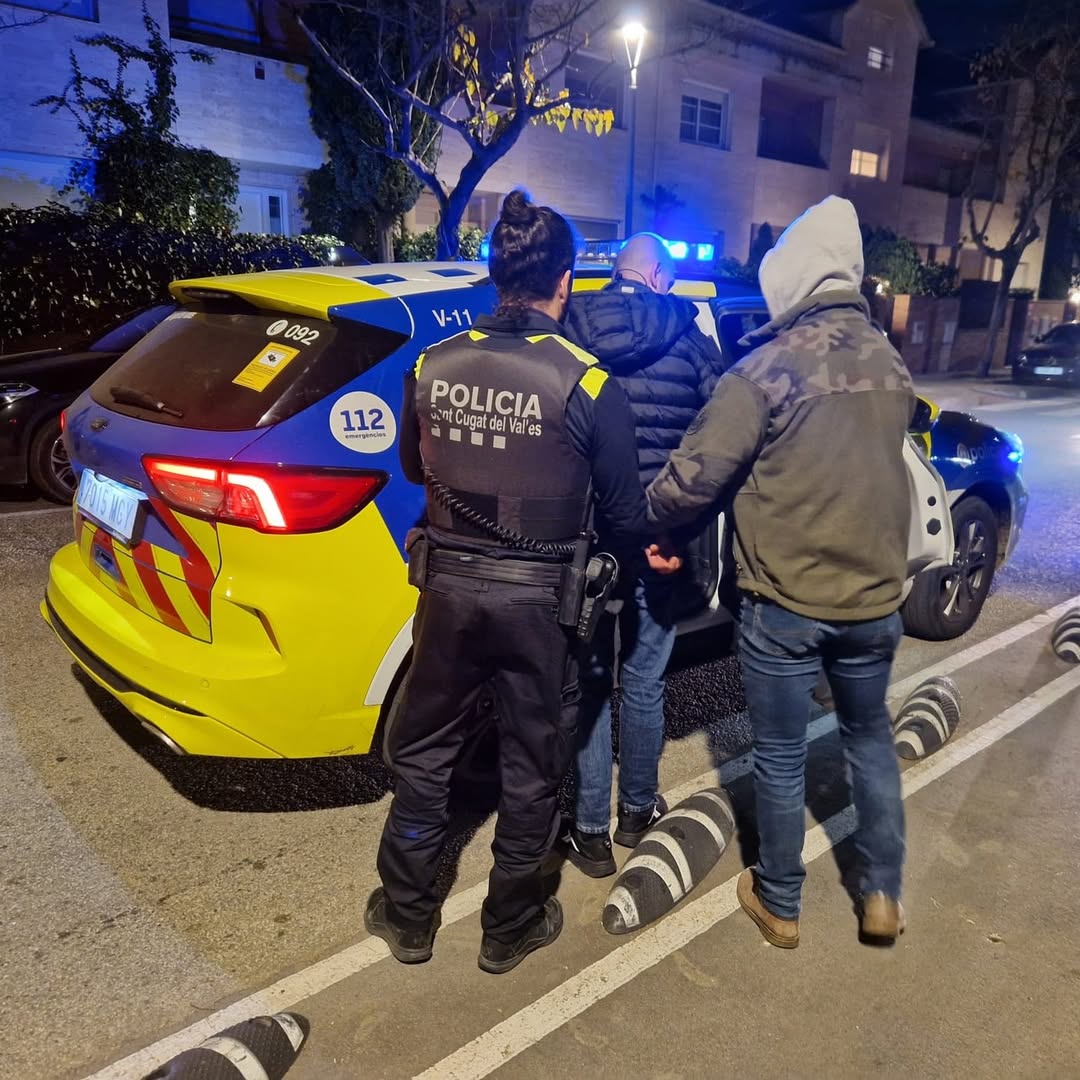 Detenció d'un home per intentar entrar en una casa a Sant Cugat. FOTO: Policia Local
