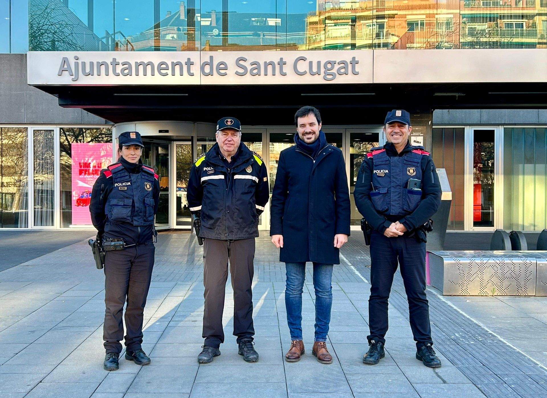 Bernat Picornell (segon per la dreta) i Josep María Escarré (segon per l'esquerra), amb dos agents de l’Oficina de Relacions amb la Comunitat de Mossos d’Esquadra. FOTO: Ajuntament