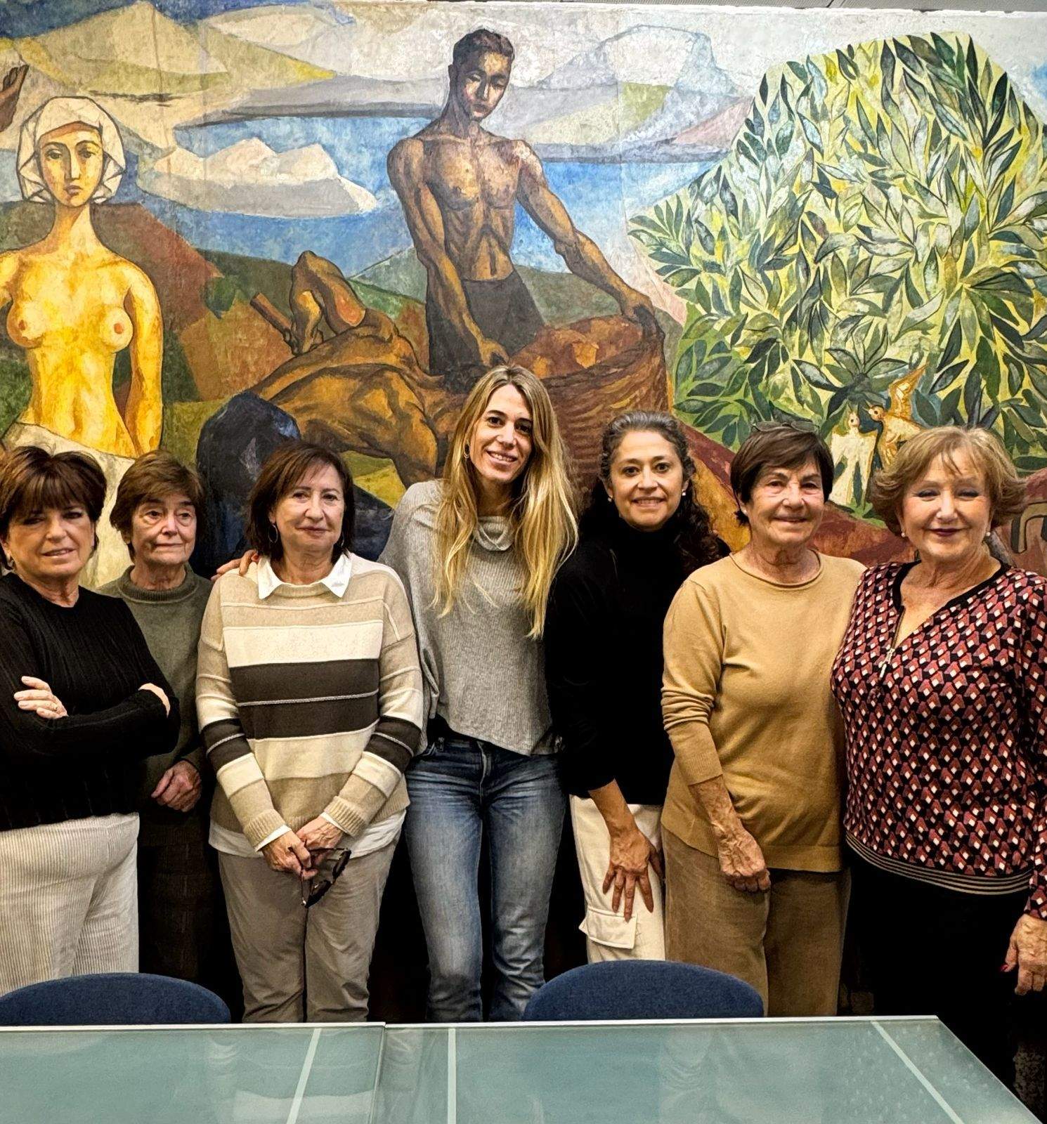Foto de família de membres de l'entitat amb la directora del TOT Sant Cugat, Laura Grau, i Maria Assumpció Vilà Planas, presidenta de la Fundació Privada Lliga catalana d’Ajuda Oncològica. FOTO: Toni Garcia (TOT Sant Cugat)