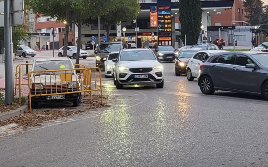 El cotxe abandonat a la rotonda del Xic FOTO: Cedida