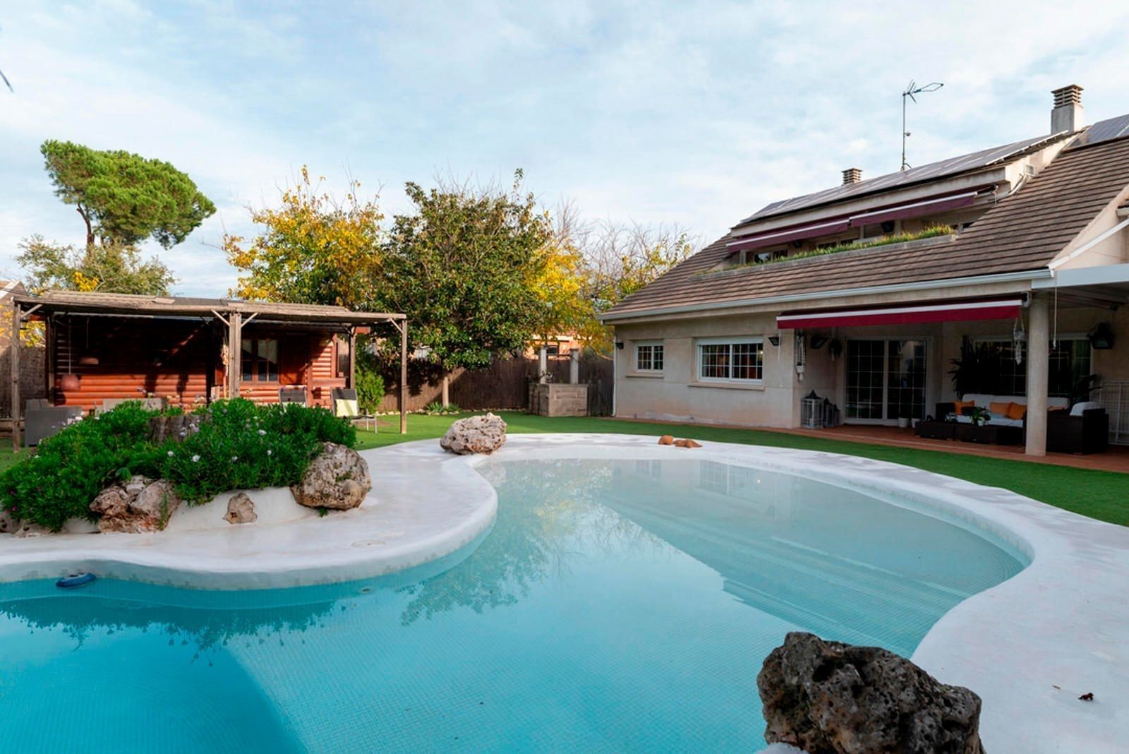 Piscina de la casa de somni del barri de Mira-sol de Sant Cugat, disponible a la immobiliària ORGAN. FOTO: Cedida