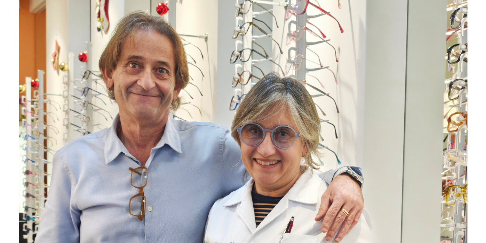 Jordi i Mireia, a la botiga Òptica Mirasol. FOTO: Cedida