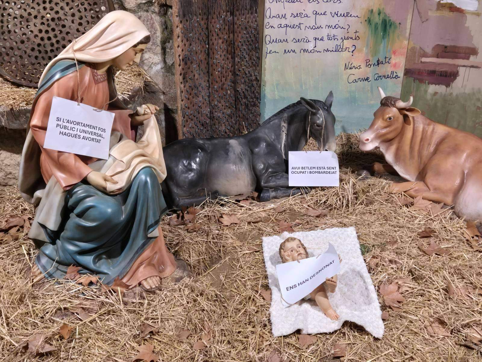 Cartells penjats a les figures de la plaça Barcelona. FOTO: Cedida