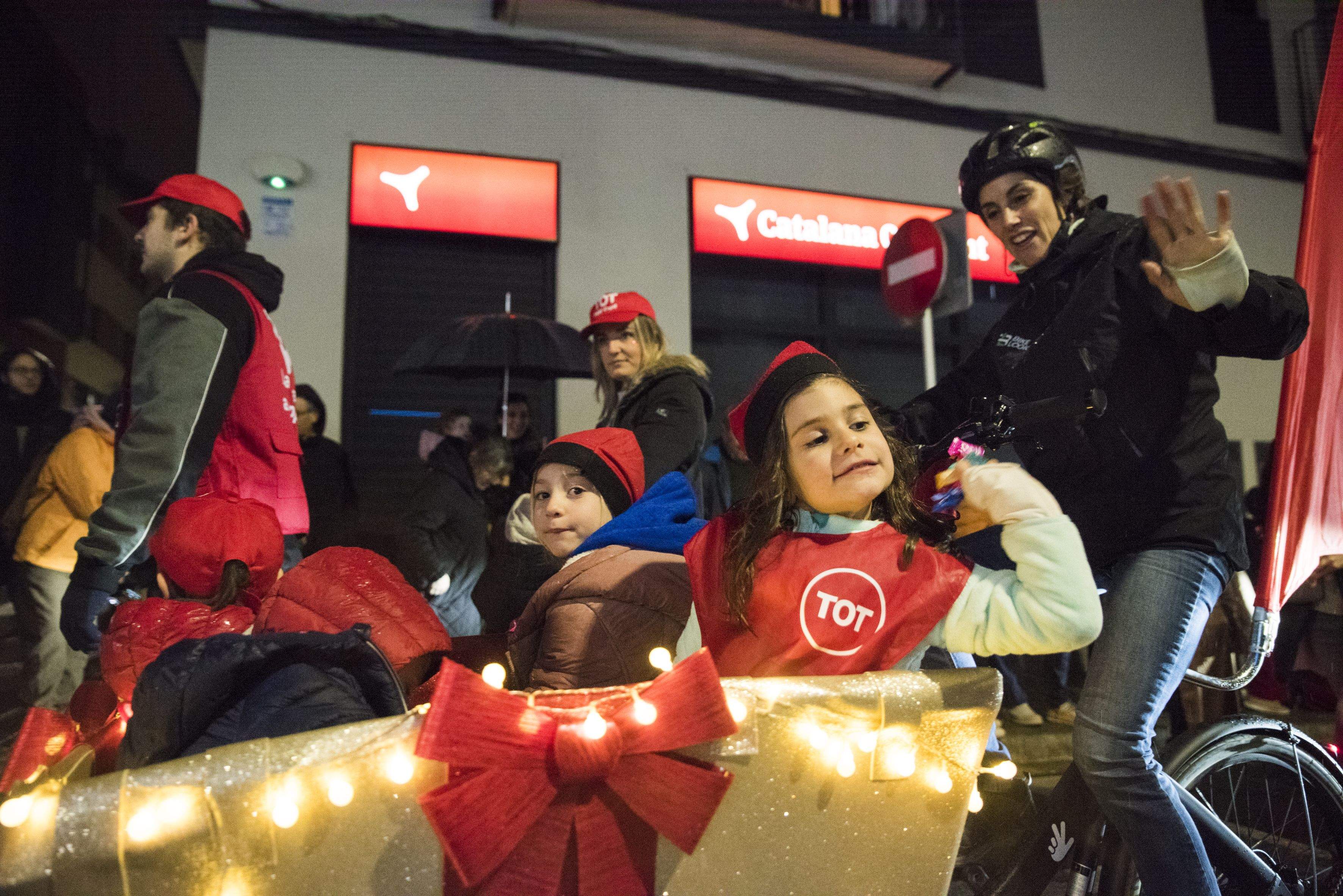 La cavalcada del TOT Sant Cugat amb bicicletes elèctriques durant la Cavalcada de Reis 2024. FOTO: Bernat Millet