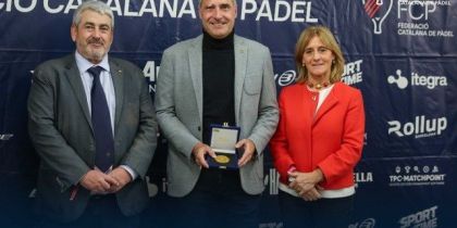 Ivan Corretja, guardonat amb la Medalla d'Or al Mèrit Directiu de la Federació Catalana de Pàdel. FOTO: Cedida