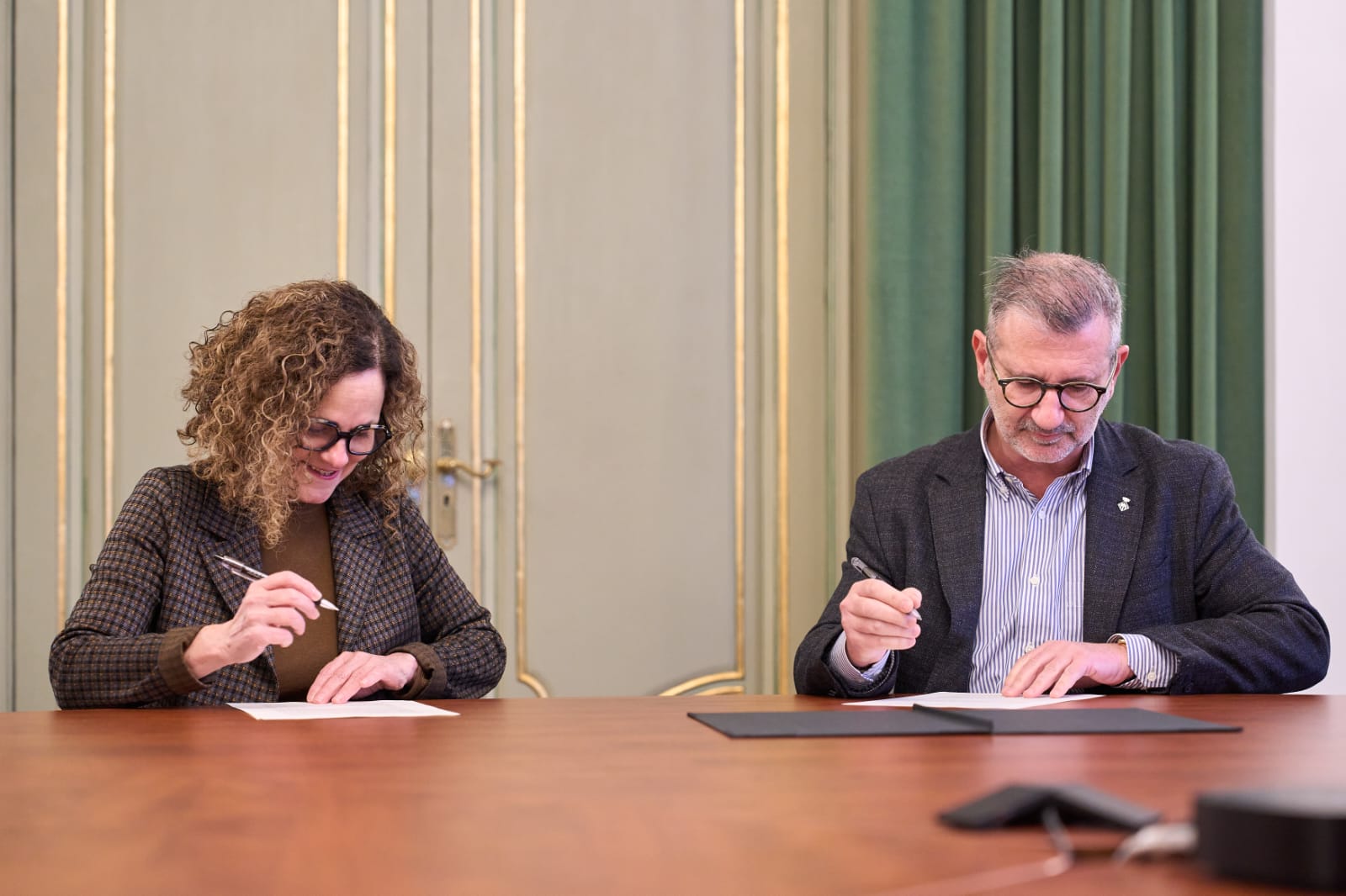 La Consellera de Cultura Sonia Hernández i l'alcalde de Sant Cugat signant l'acord