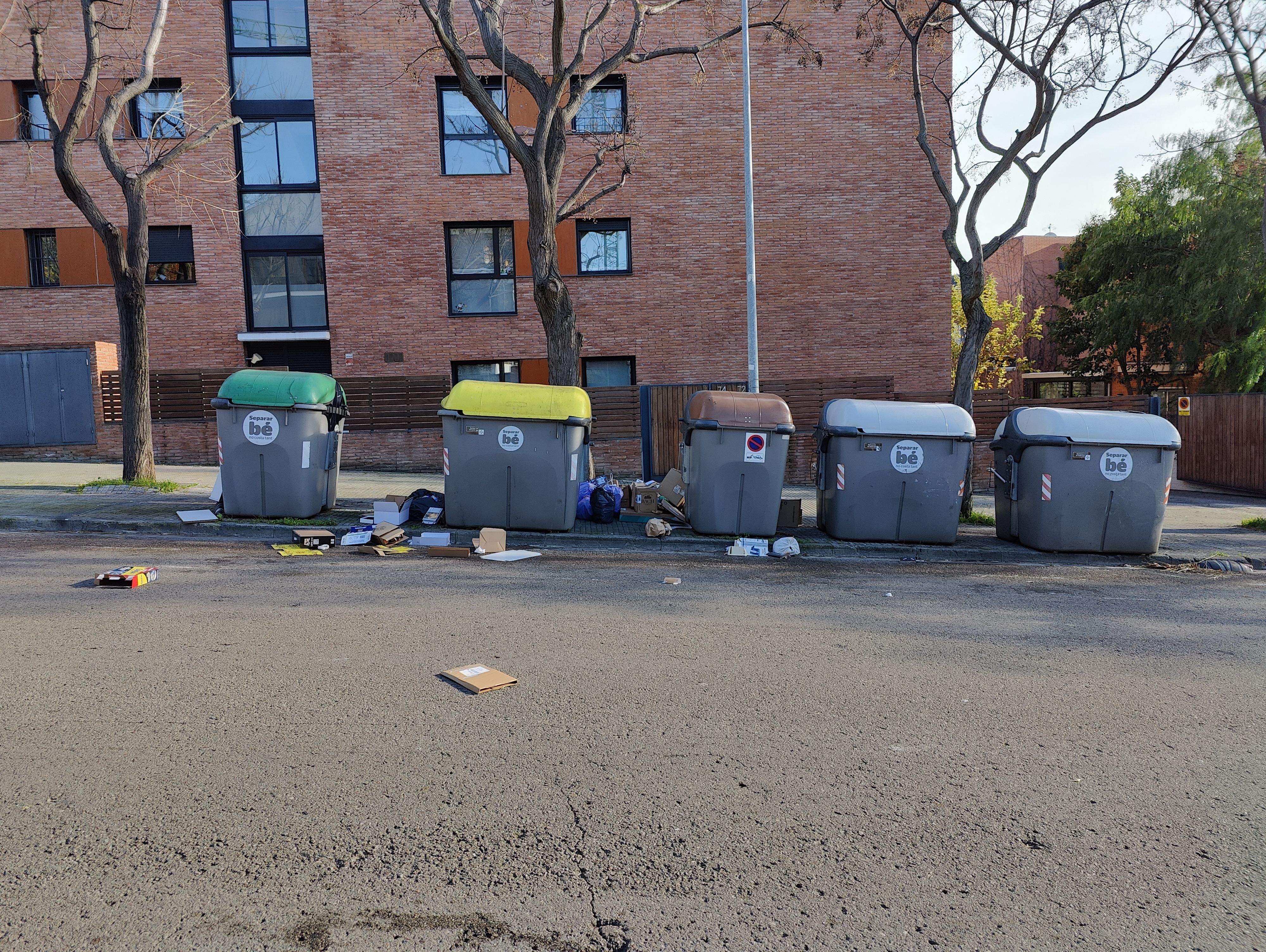No hi ha contenidor blau al carrer de Pere Serra. FOTO: Carlos Ruiz