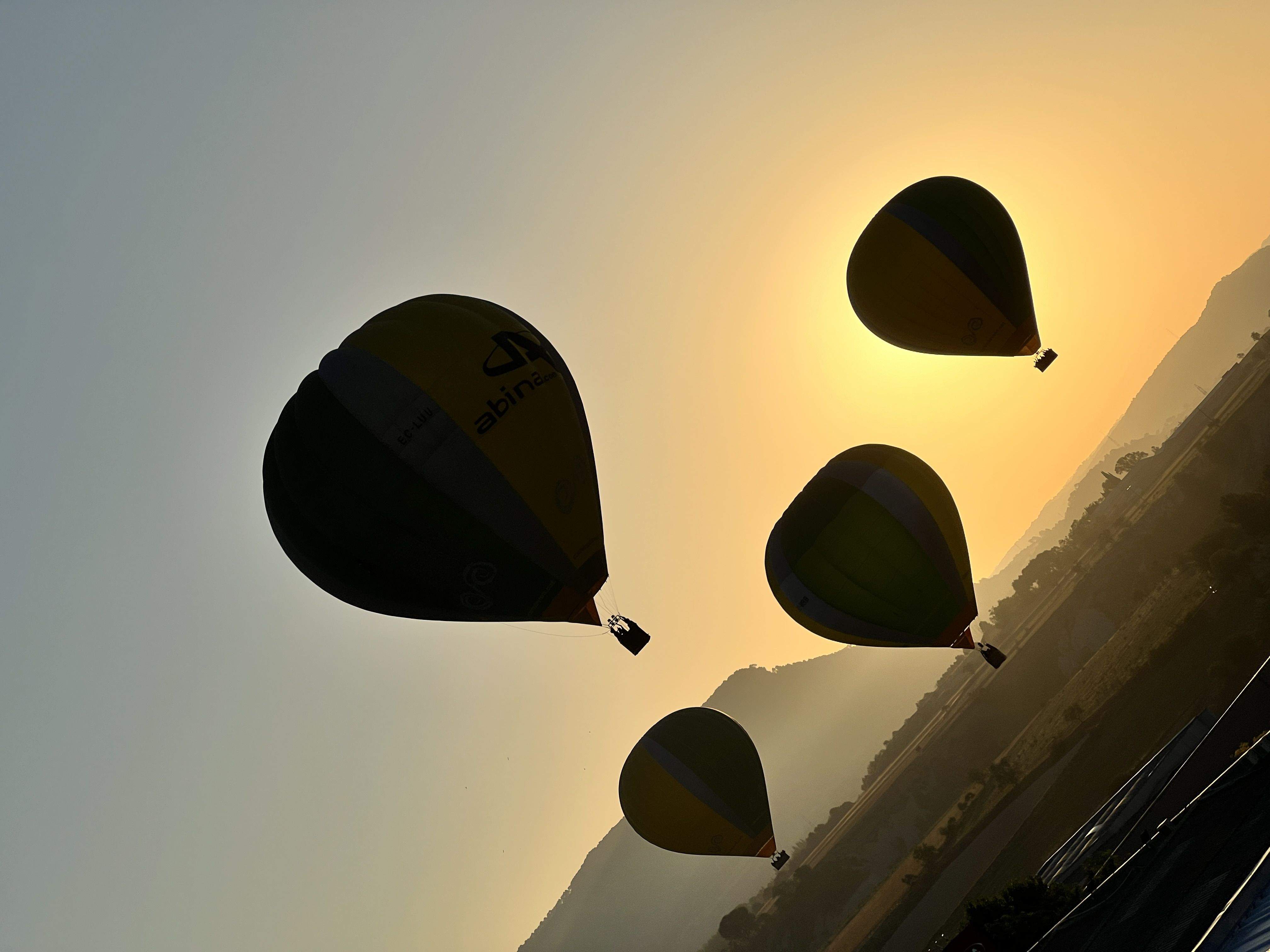 Eclipsi de sol amb globus. · Igualada FOTO: Silvana Díaz i Garcia