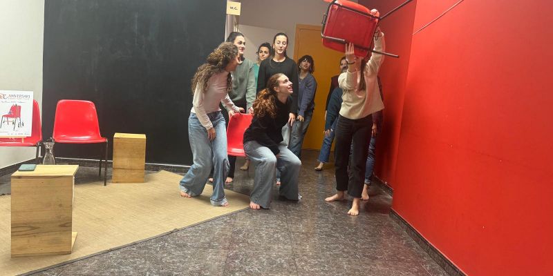 Dansa dels membres de l'Esbart per finalitzar la roda de premsa. FOTO: TOT SANT CUGAT