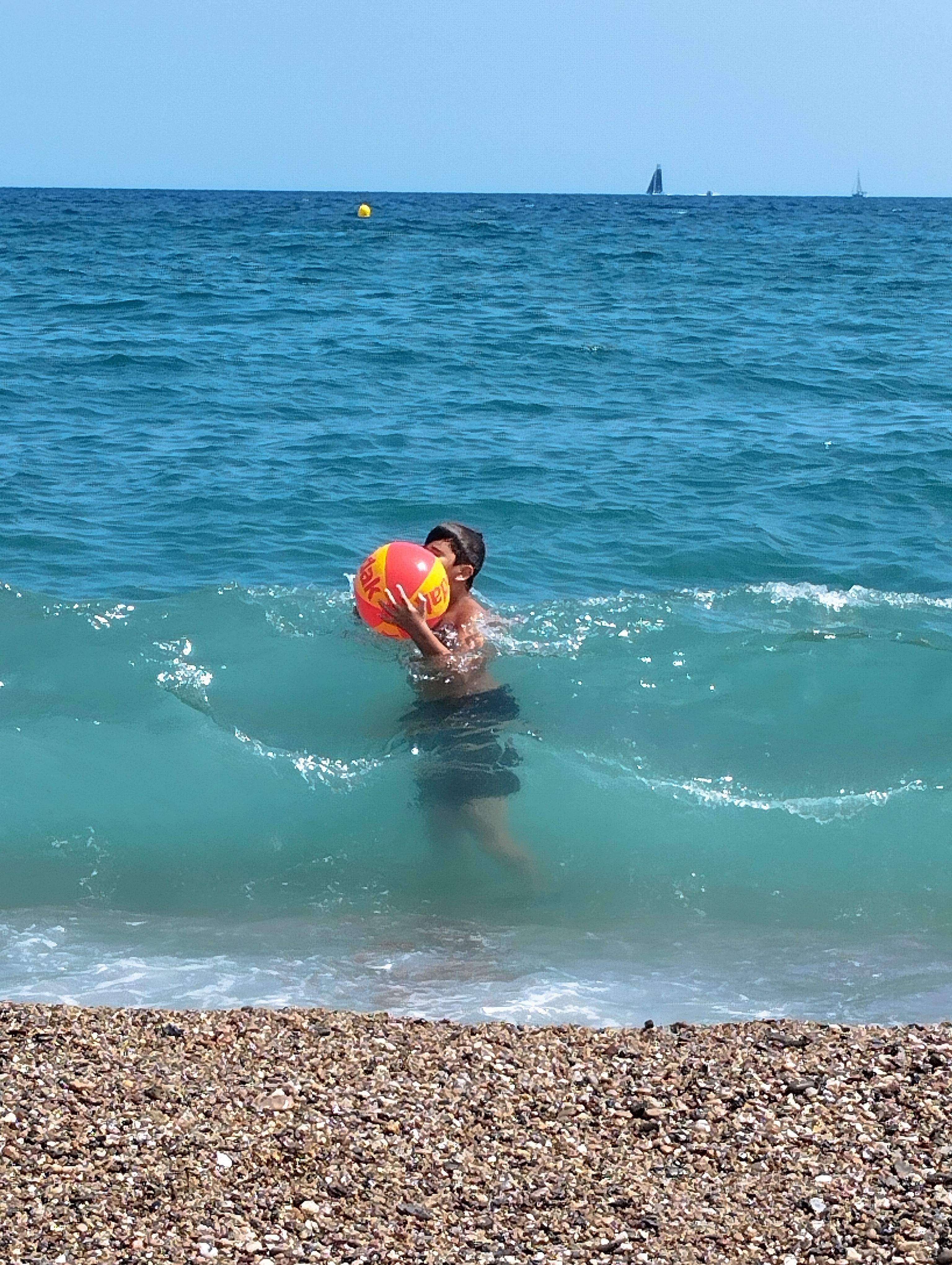 La màgia del mar: vidre o realitat? · Platja del Fòrum Barcelona FOTO: Loli Giménez Piedra