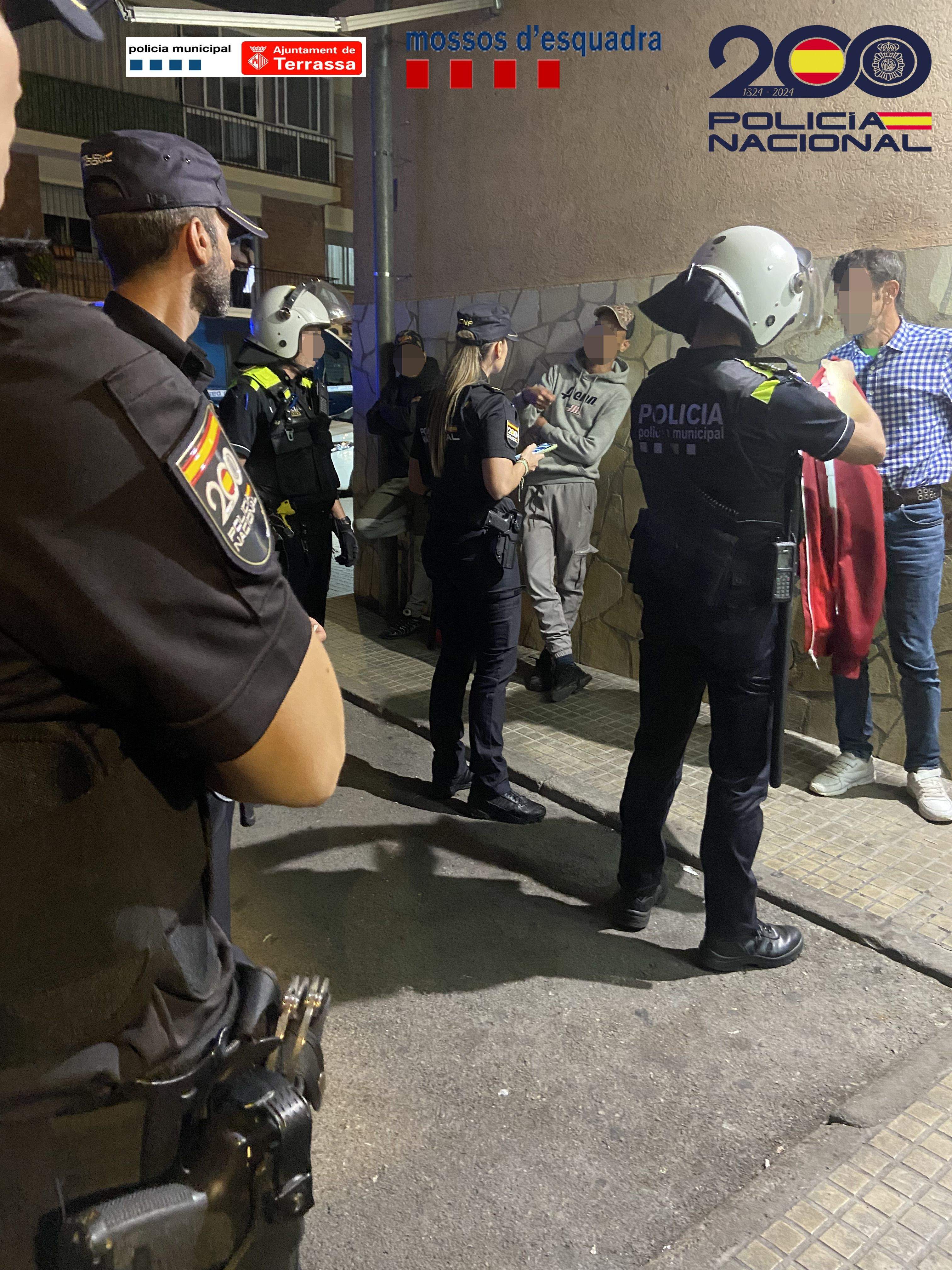Inspeccions en un dels operatius a Terrassa FOTO: Policia Nacional