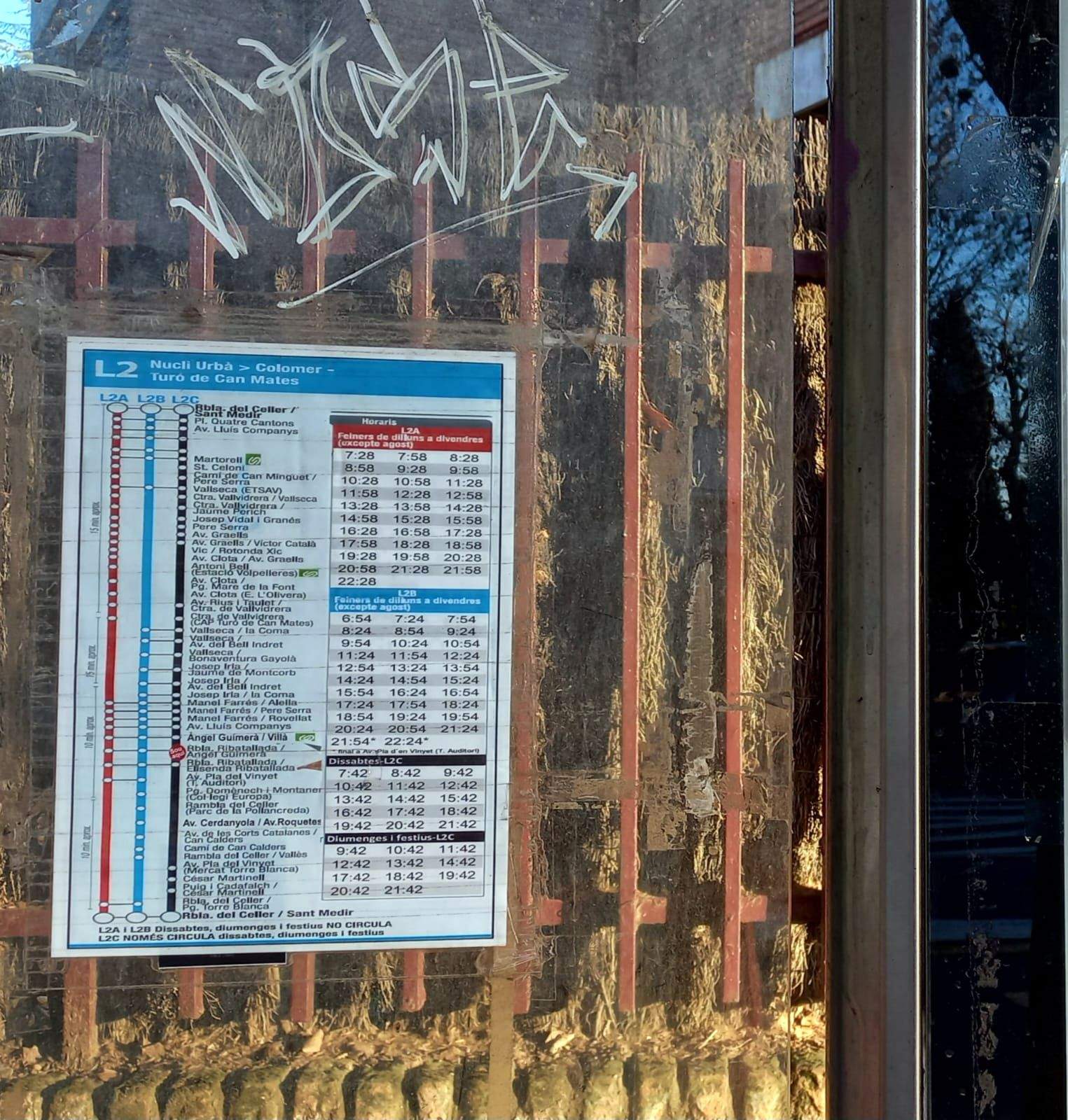 Manca d'informació a la parada d'autobús. FOTO: Josefina Abella