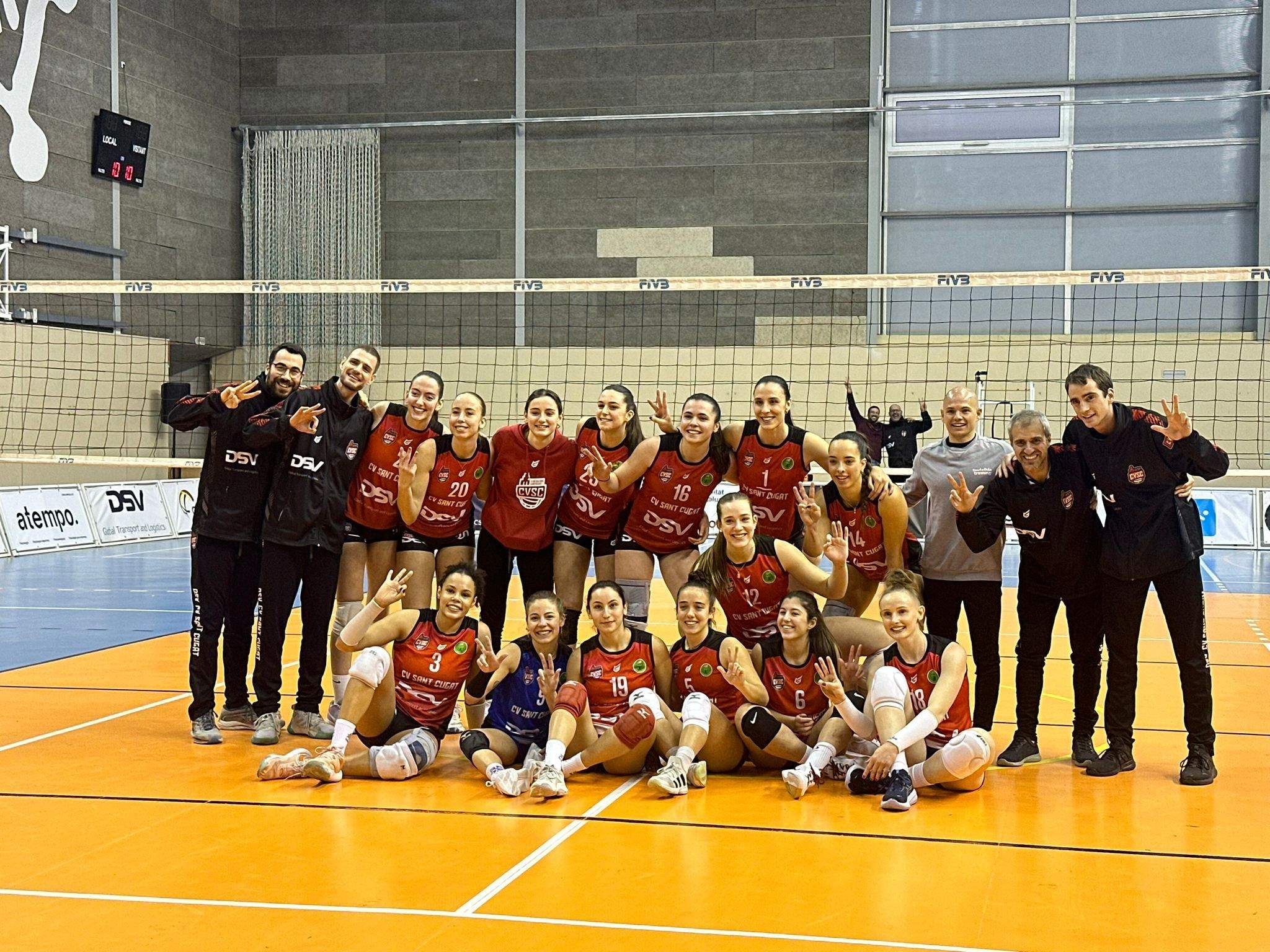 L'equip del DSV CV Voleibol Sant Cugat després del partit. FOTO: Lluna Fabregat