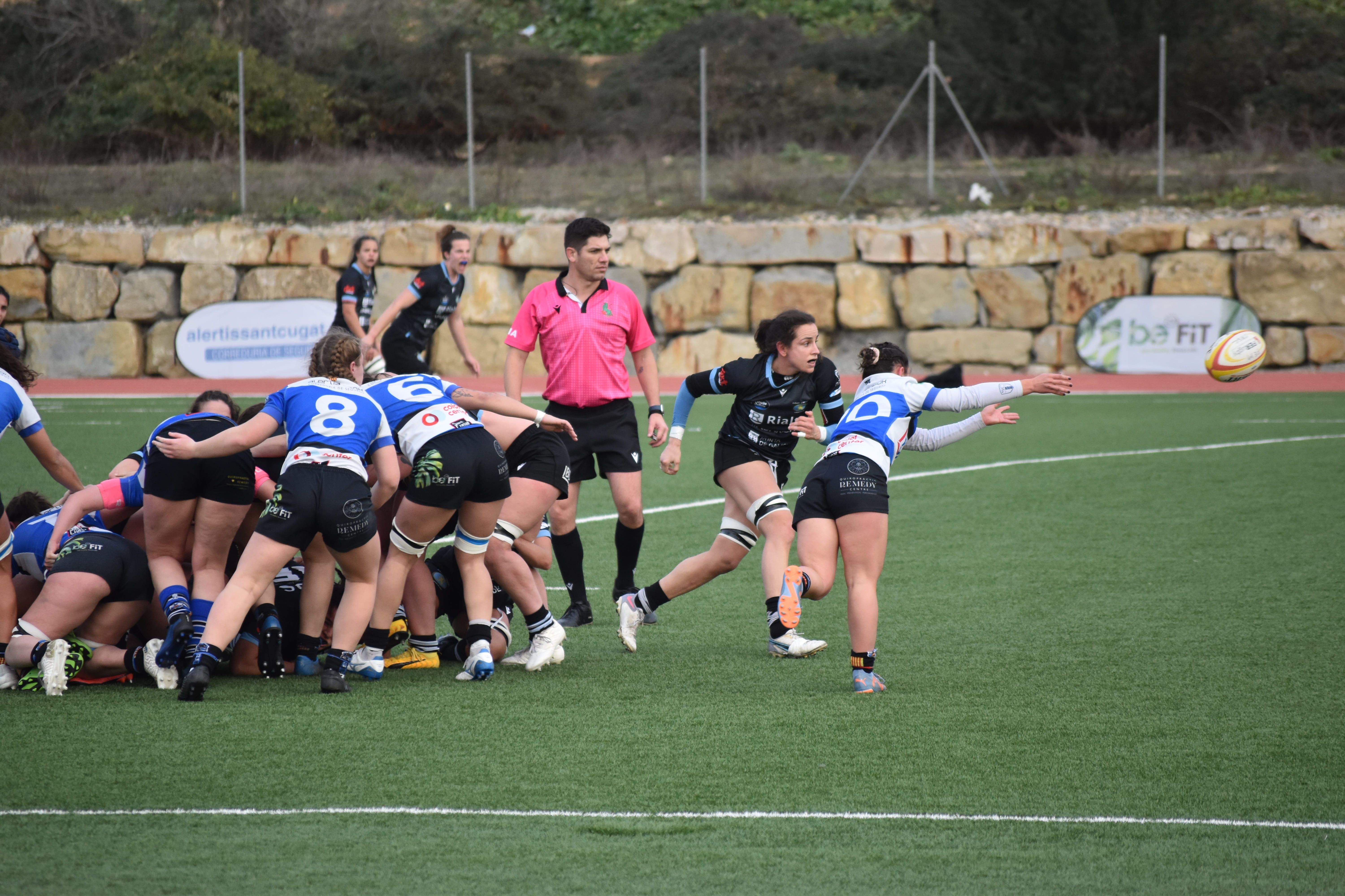 El femení del Club de Rugby Sant Cugat jugant un partit. FOTO: Lluna Fabregat