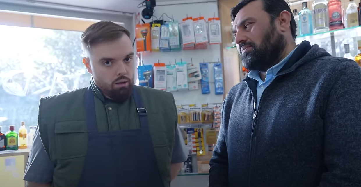 L'Ibai amb l'Abdul, responsable del Supermercat 365 de Sant Cugat FOTO: YouTube Ibai