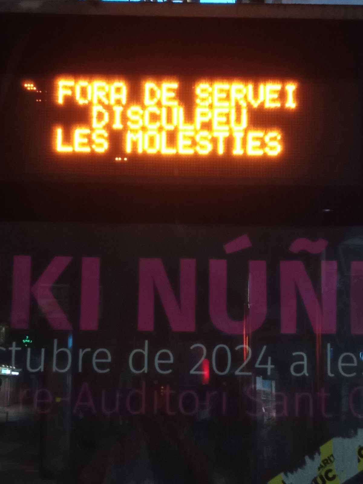 "Fora de servei" en una parada de bus. FOTO: Joan Santó Cots